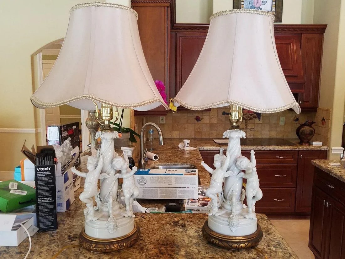 1980s Vintage Blanc De Chine Putti Lamps - A Pair - 10