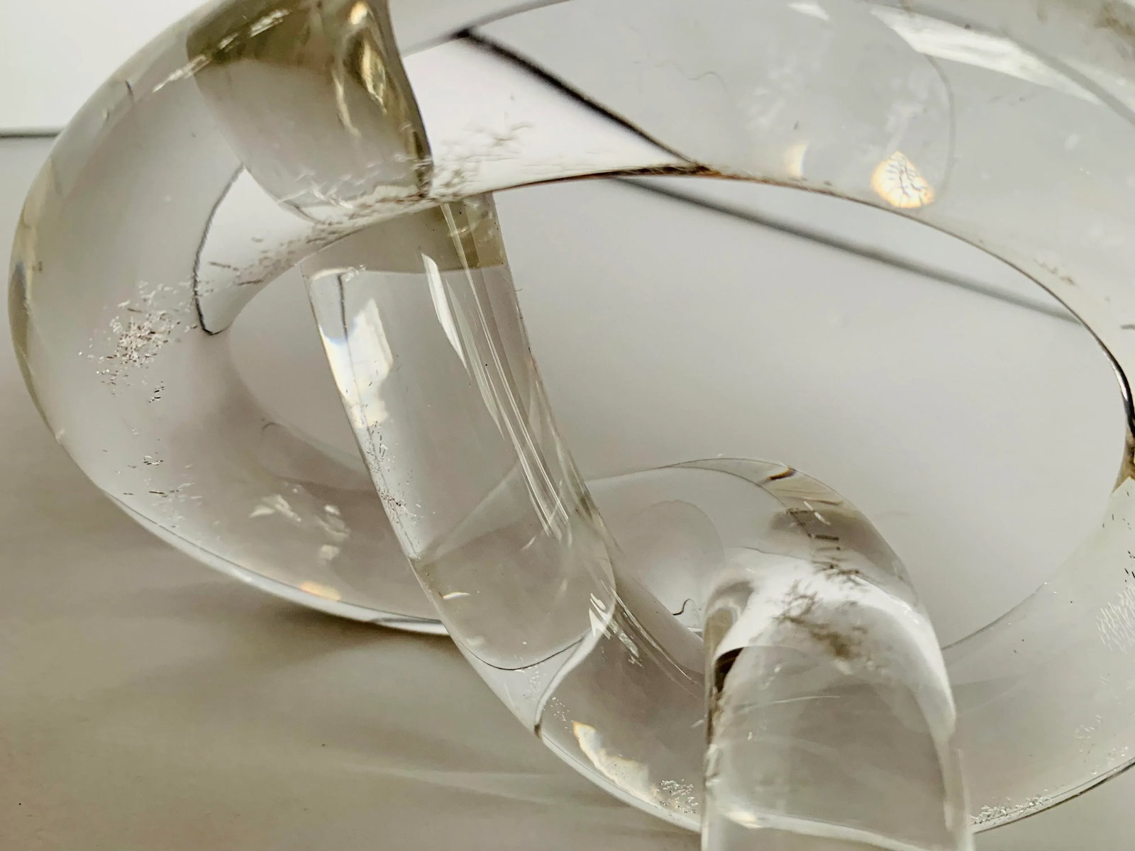 Vintage Late 20th Century Dorothy Thorpe Lucite and Chrome Silver Pretzel/Knot Candlestick - 9