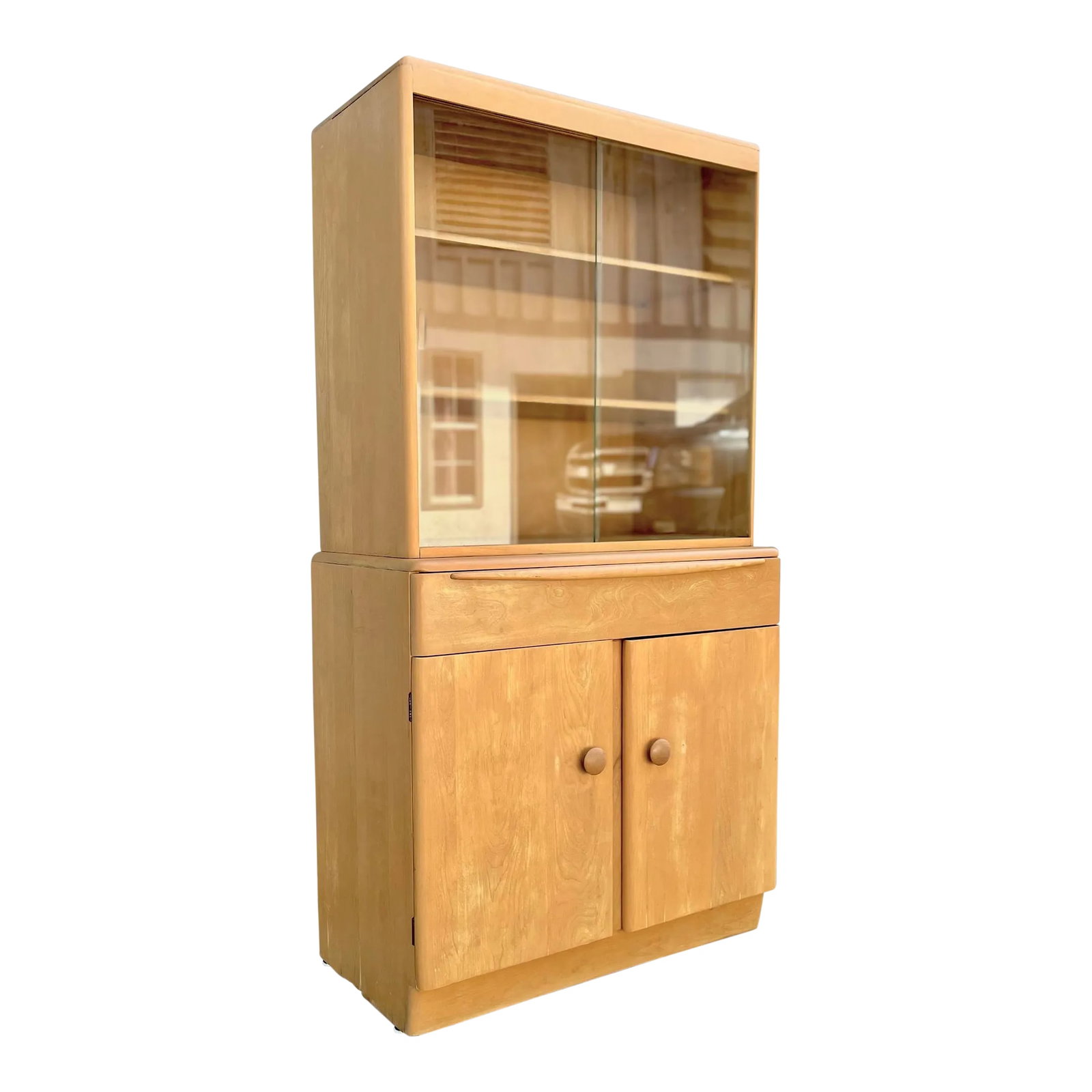 Mid-Century Modern Narrow Hutch by Heywood Wakefield: Mid-Century Modern Narrow Hutch by Heywood Wakefield. This hutch has a simple and clean look to it. With a narrow design, this can tuck into your quaint space. This piece has been restored with a bit 