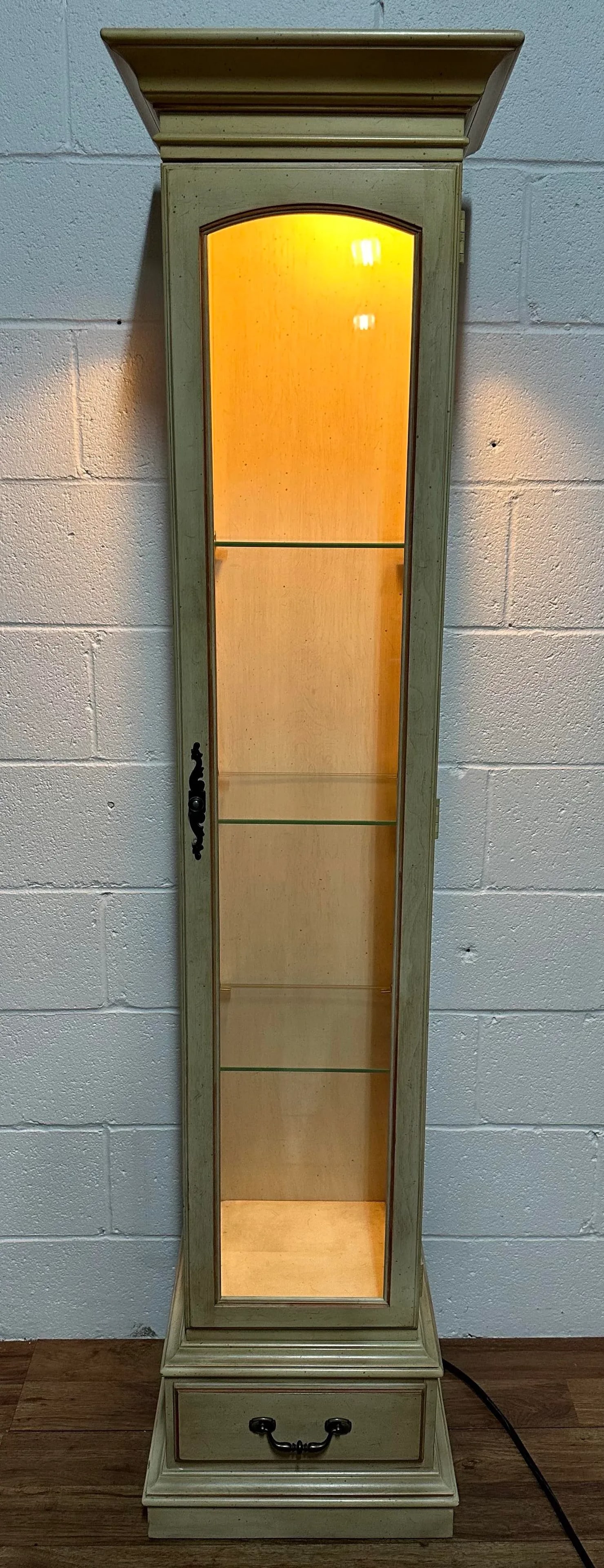 1970s Ethan Allen Classic Manor Pier Maple Curio Display Cabinet - 7