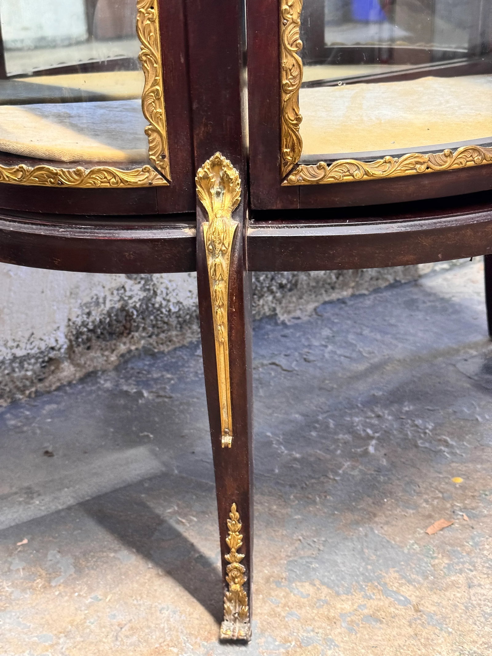 1920s French Style Mahogany and Ormolu Mounted Vitrine - 12