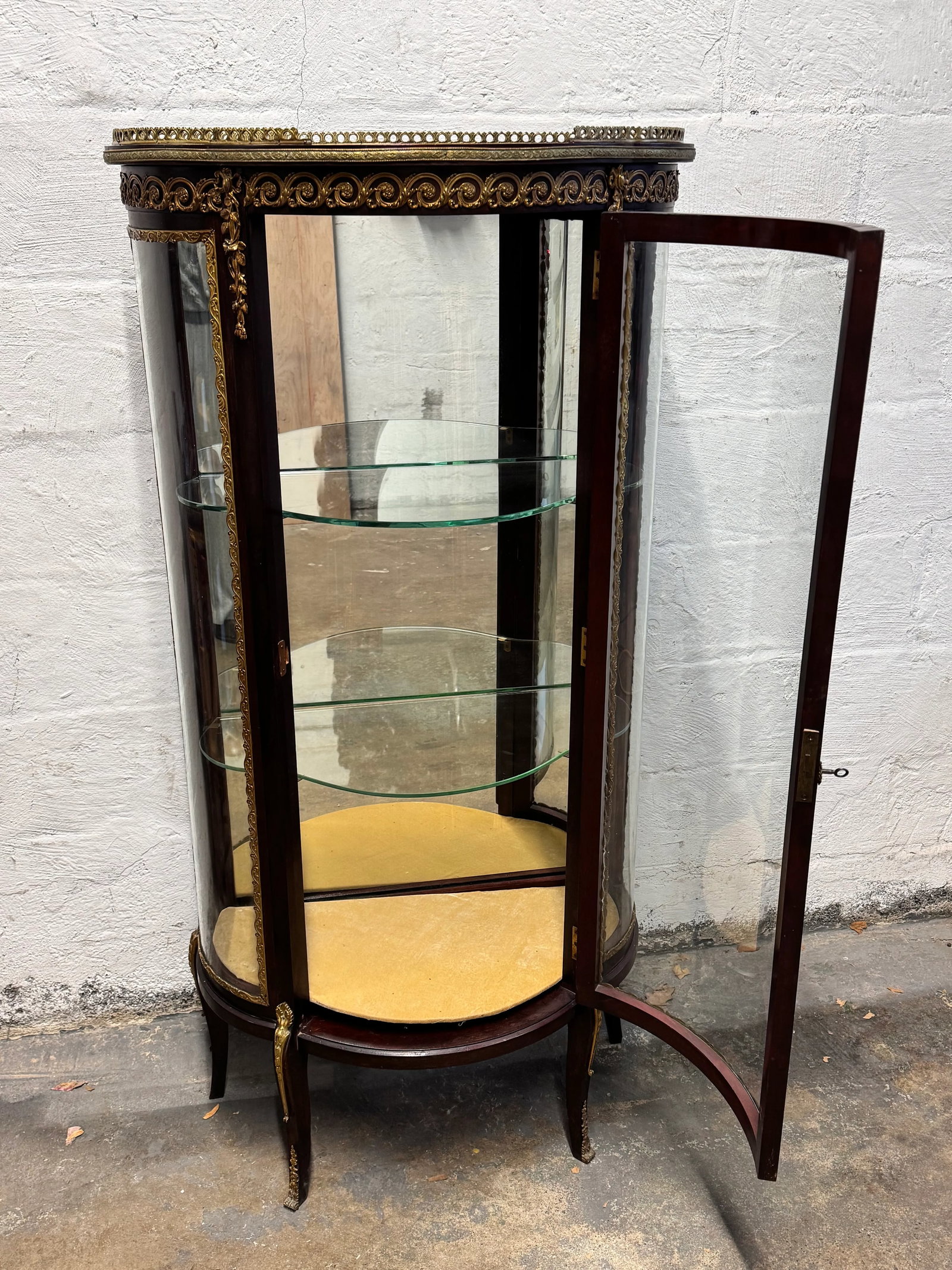 1920s French Style Mahogany and Ormolu Mounted Vitrine - 4