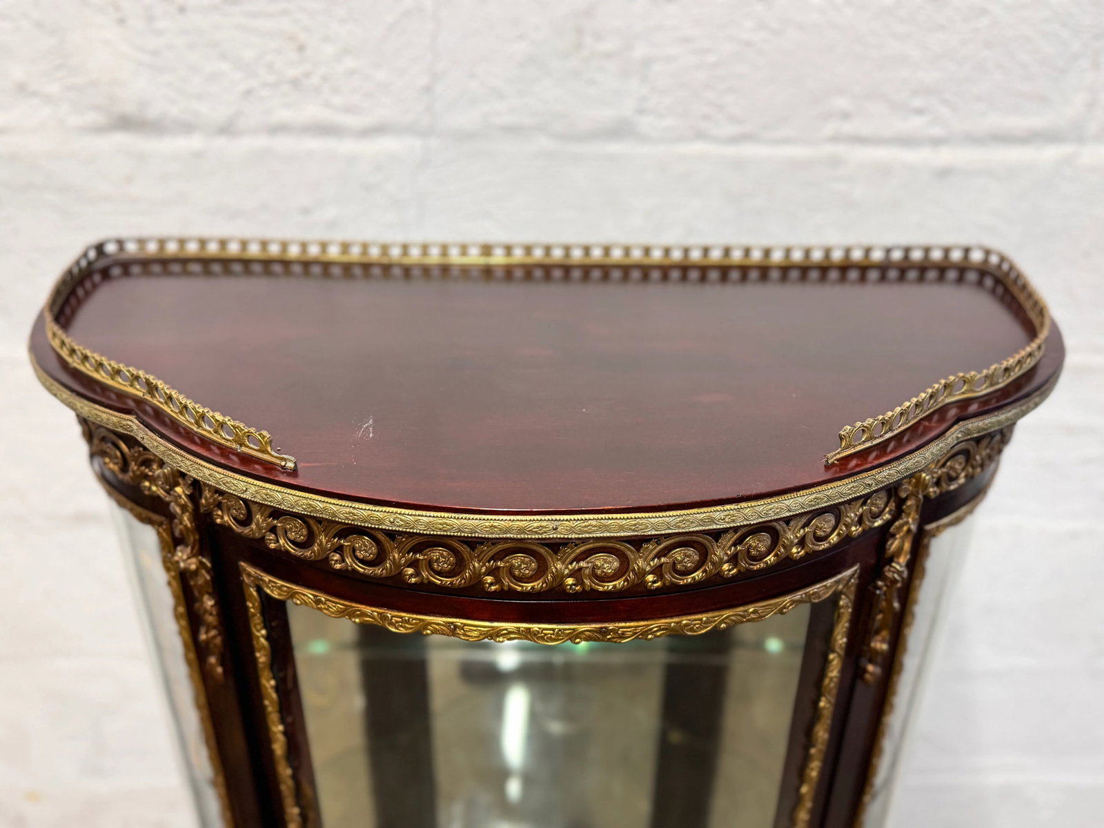 1920s French Style Mahogany and Ormolu Mounted Vitrine - 5