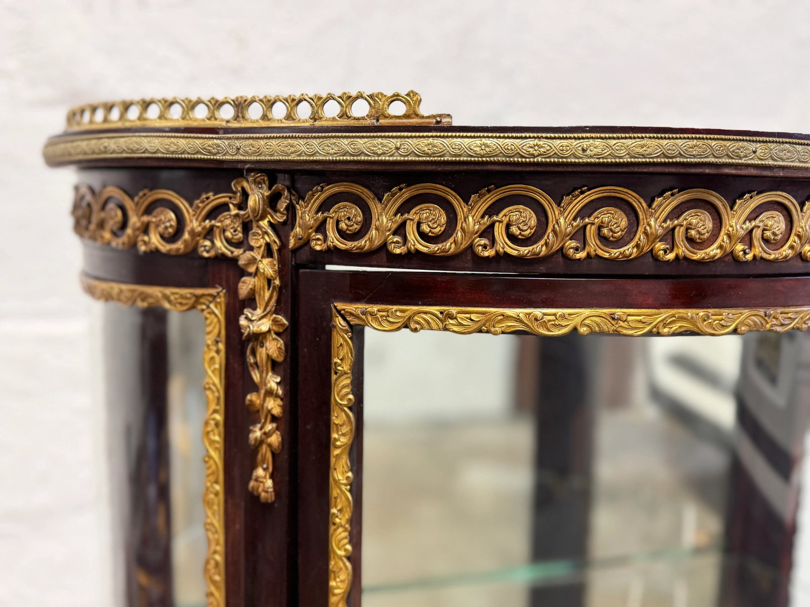 1920s French Style Mahogany and Ormolu Mounted Vitrine - 8