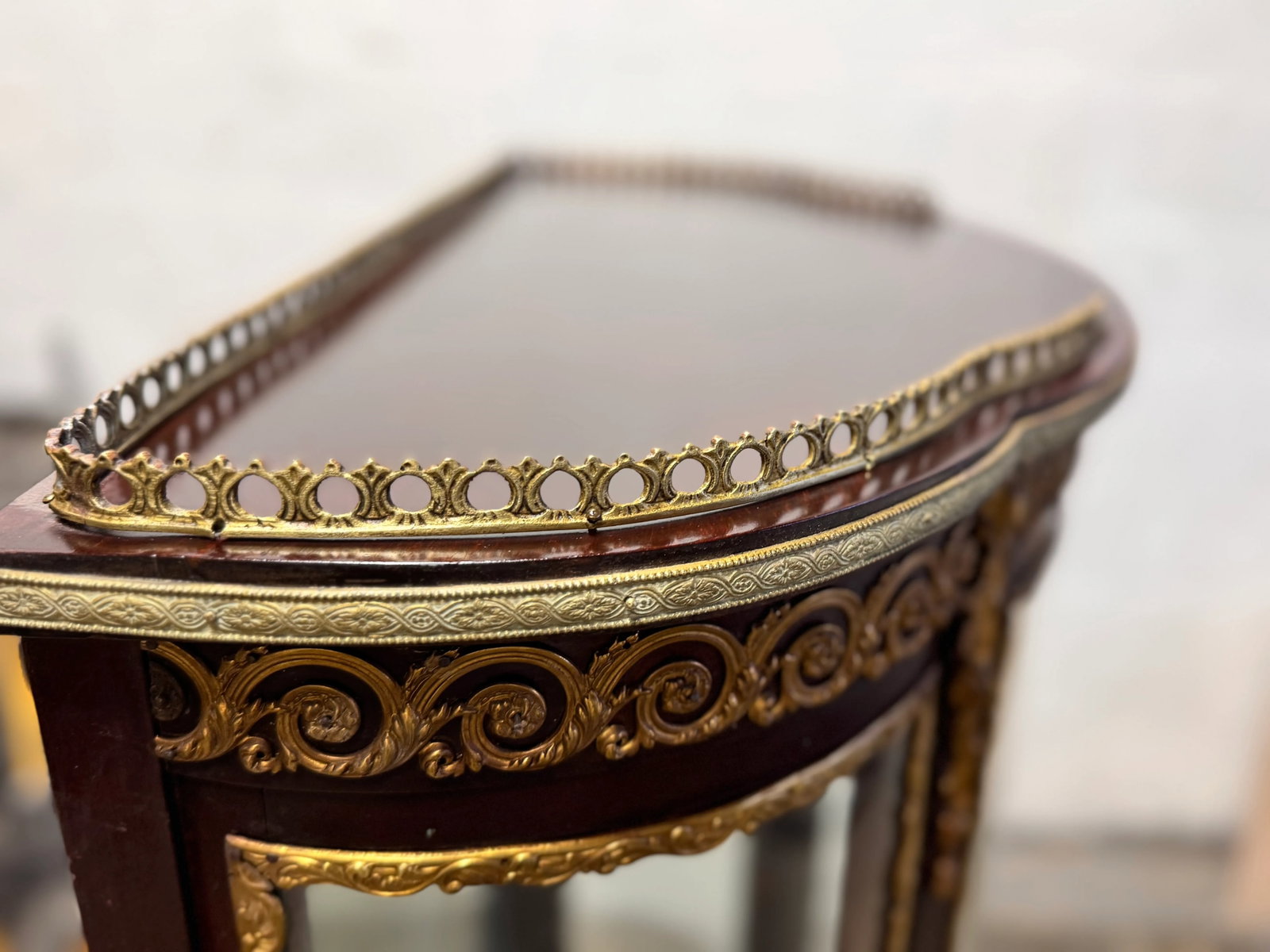 1920s French Style Mahogany and Ormolu Mounted Vitrine - 9