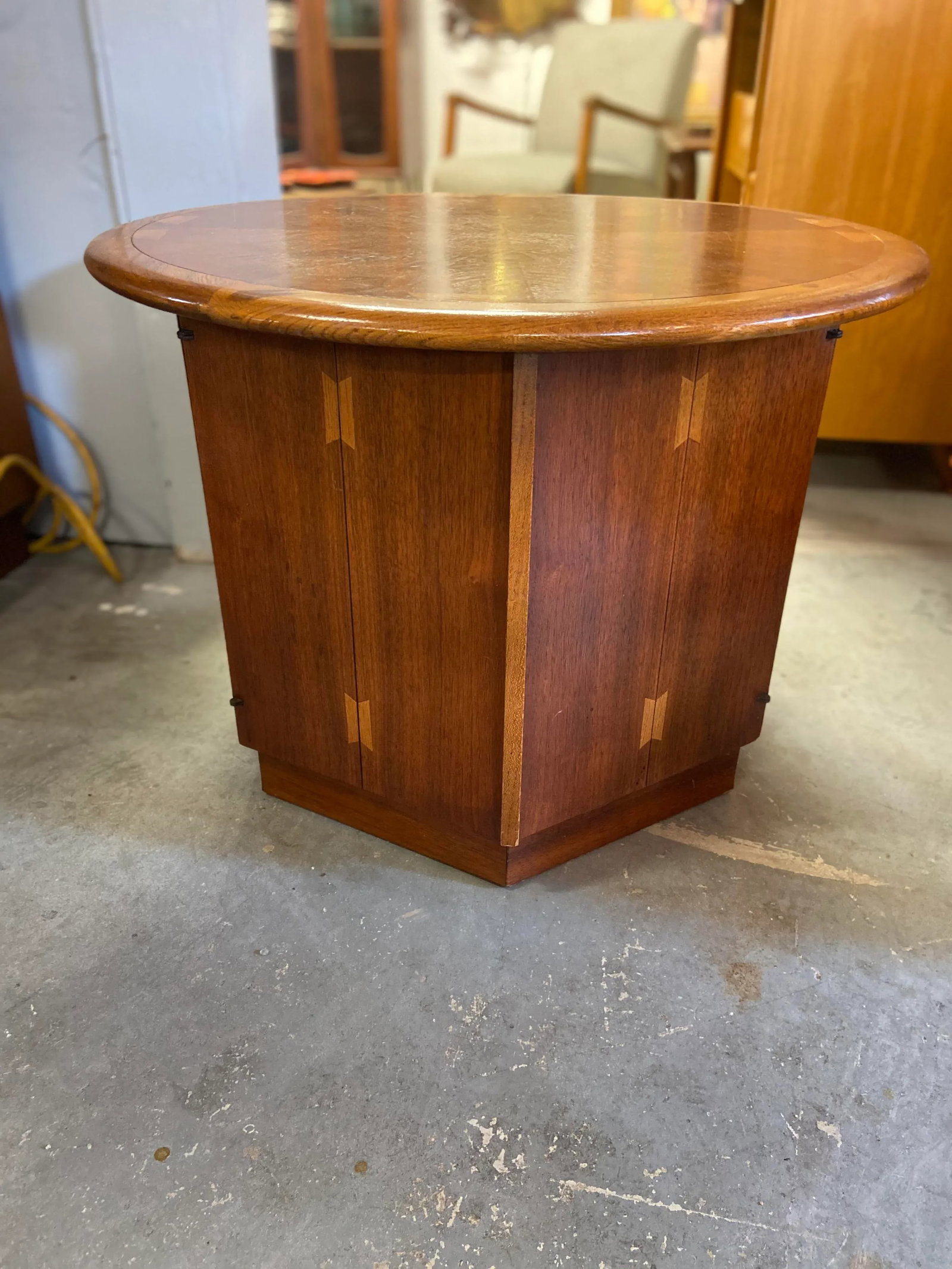 Lane Acclaim Round End Table With Hexagon Storage Base and Classic Dovetail Tabletop Detail - 13