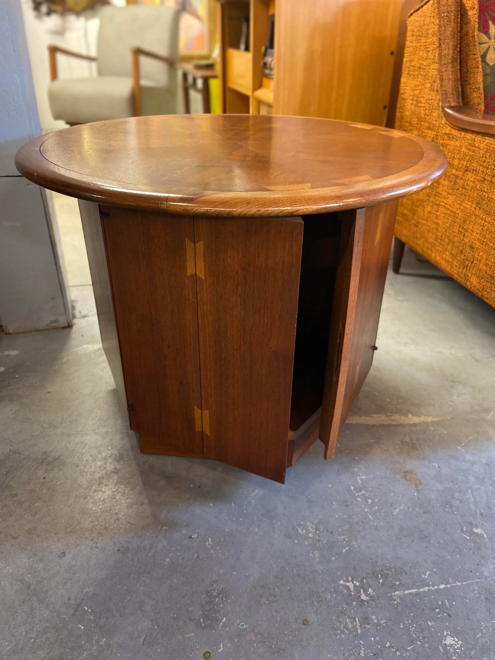 Lane Acclaim Round End Table With Hexagon Storage Base and Classic Dovetail Tabletop Detail - 2
