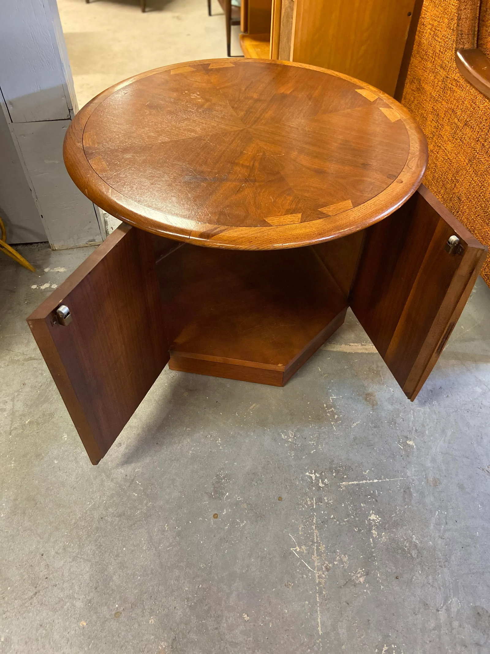 Lane Acclaim Round End Table With Hexagon Storage Base and Classic Dovetail Tabletop Detail - 3