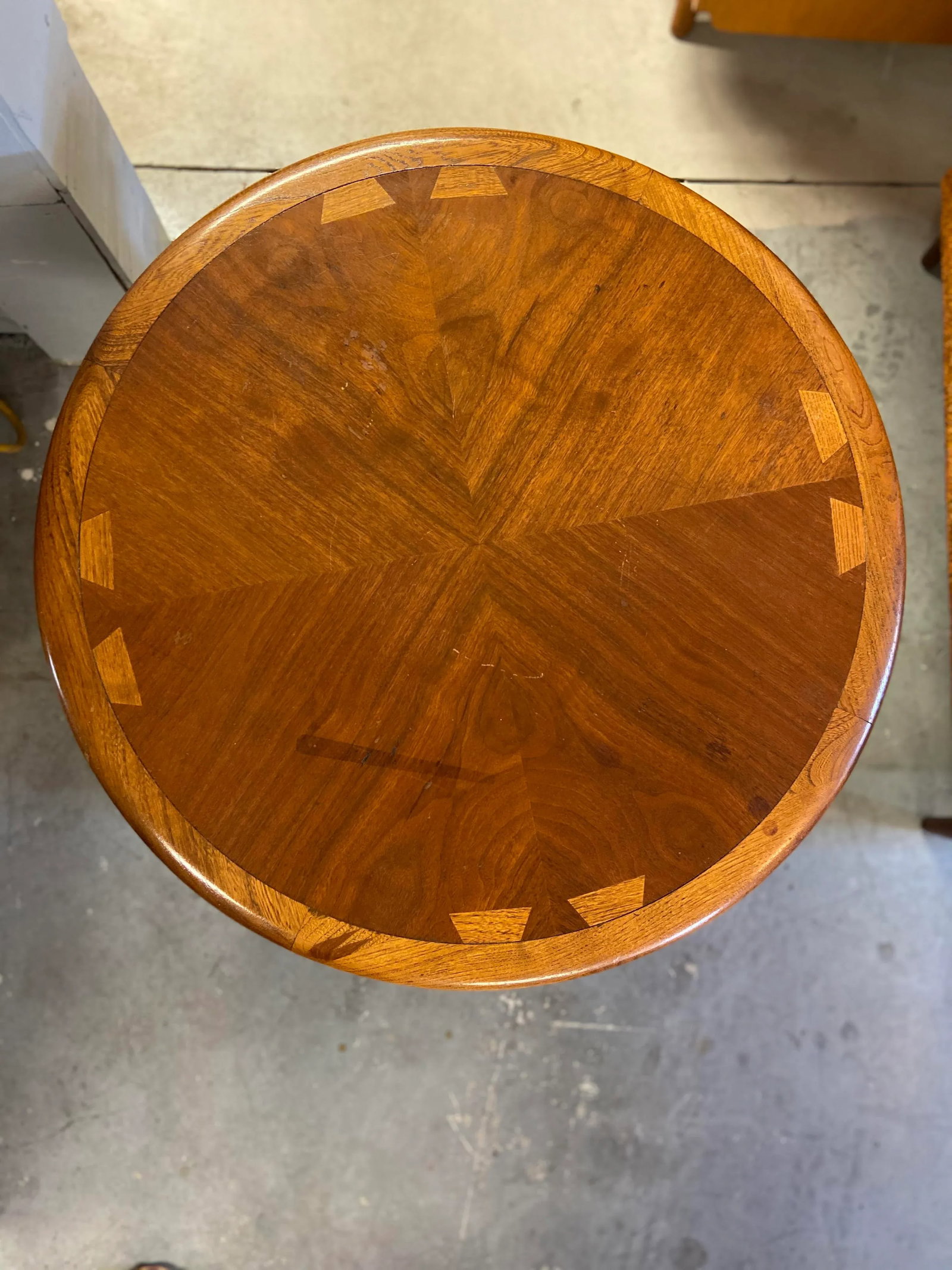 Lane Acclaim Round End Table With Hexagon Storage Base and Classic Dovetail Tabletop Detail - 4