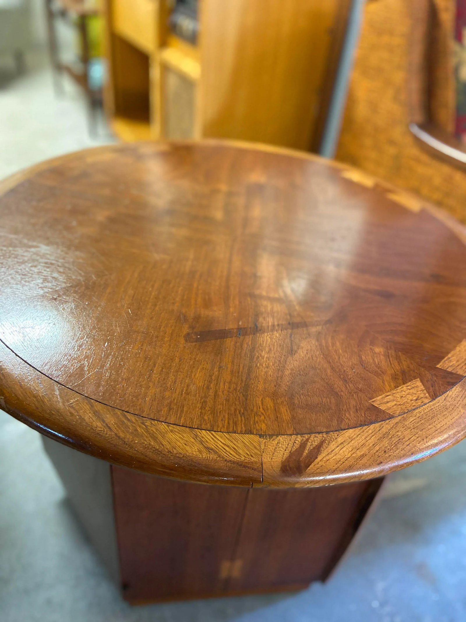 Lane Acclaim Round End Table With Hexagon Storage Base and Classic Dovetail Tabletop Detail - 6