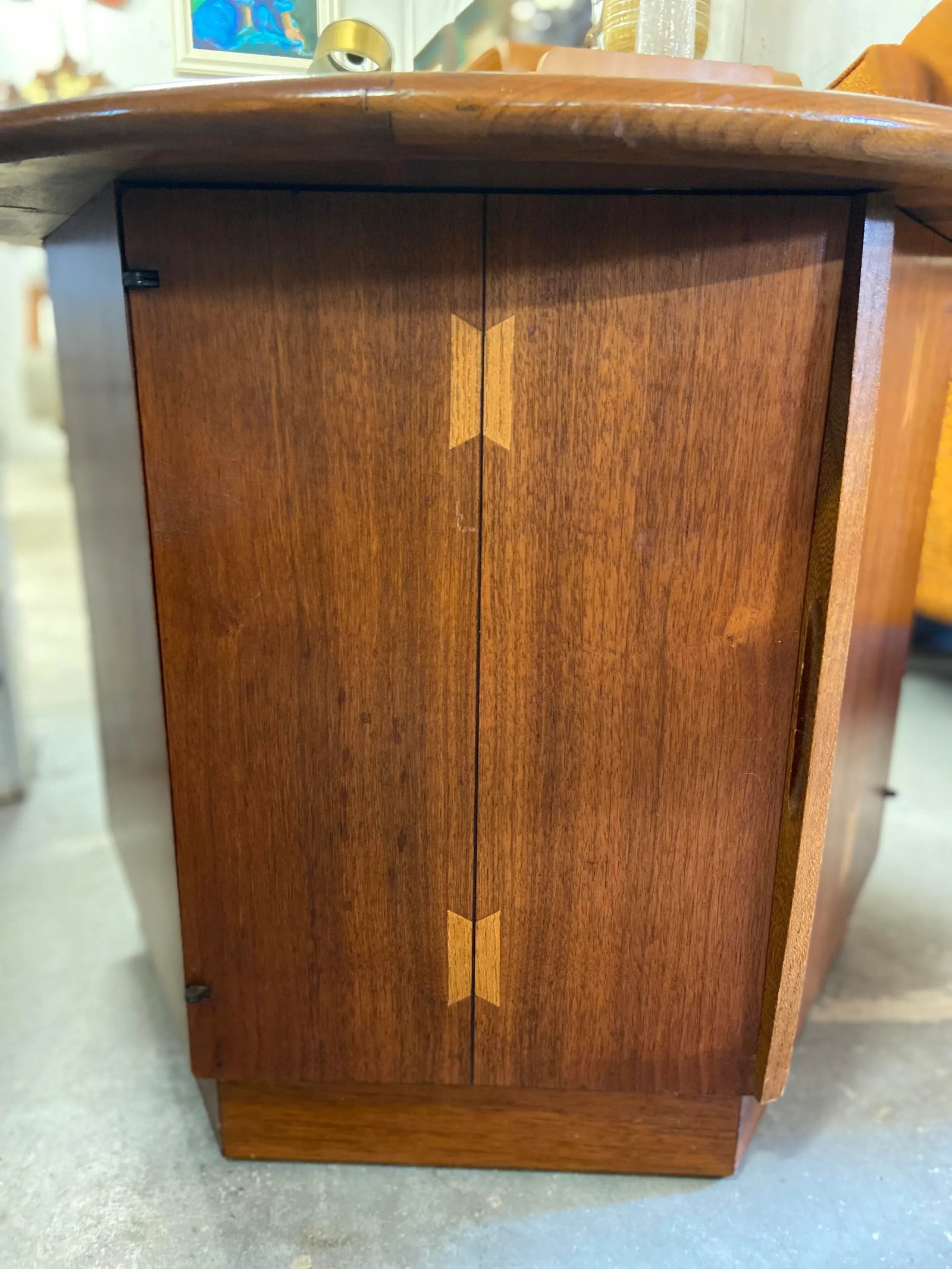 Lane Acclaim Round End Table With Hexagon Storage Base and Classic Dovetail Tabletop Detail - 7
