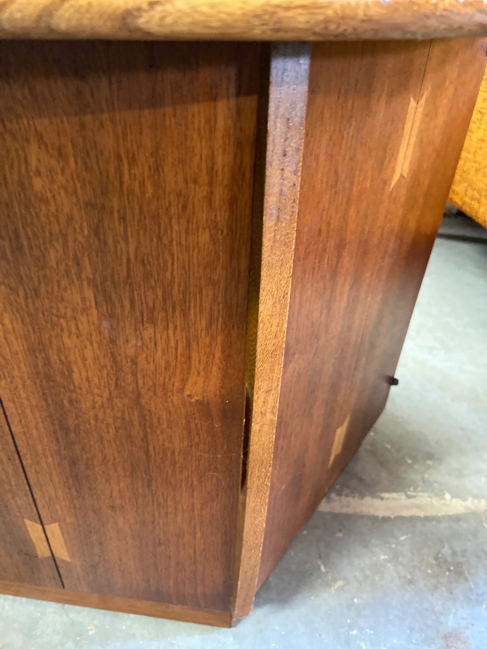 Lane Acclaim Round End Table With Hexagon Storage Base and Classic Dovetail Tabletop Detail - 8
