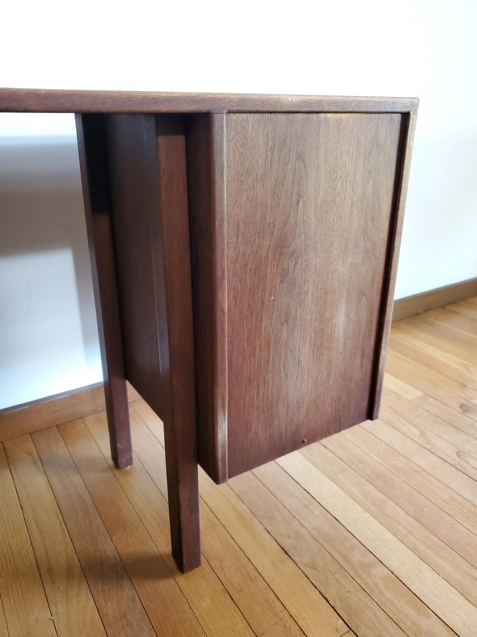 Mid-Century Modern Walnut Floating Desk by Jens Risom - 4