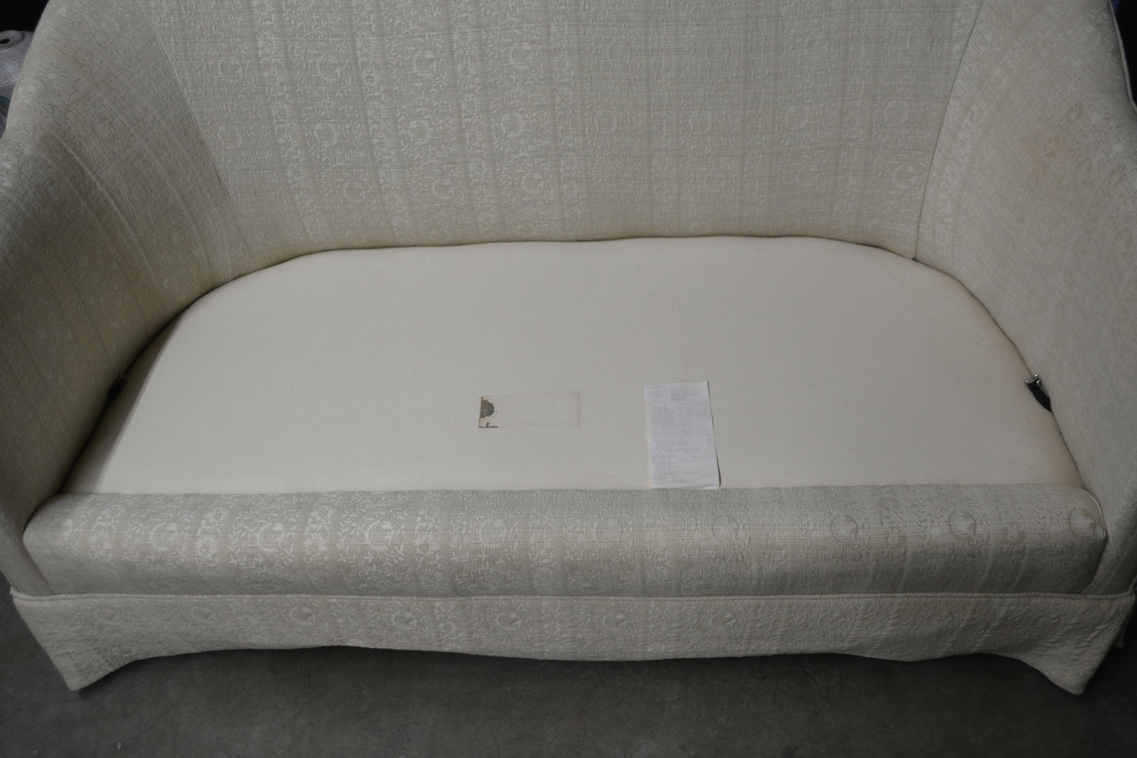 Vintage Henredon Schoonbeck Curved Back Cream Embossed Tufted Settee / Sofa - 2