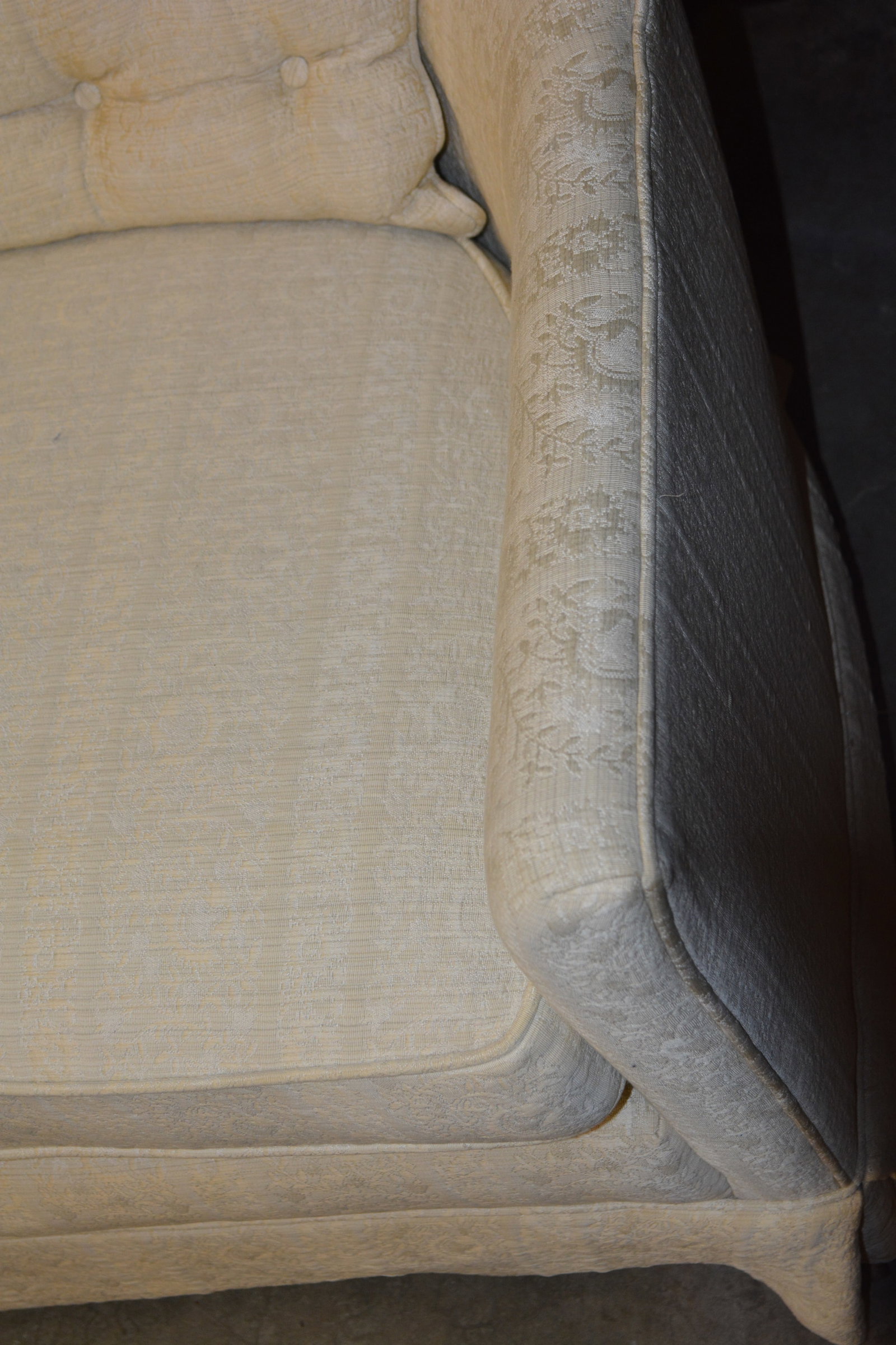 Vintage Henredon Schoonbeck Curved Back Cream Embossed Tufted Settee / Sofa - 4