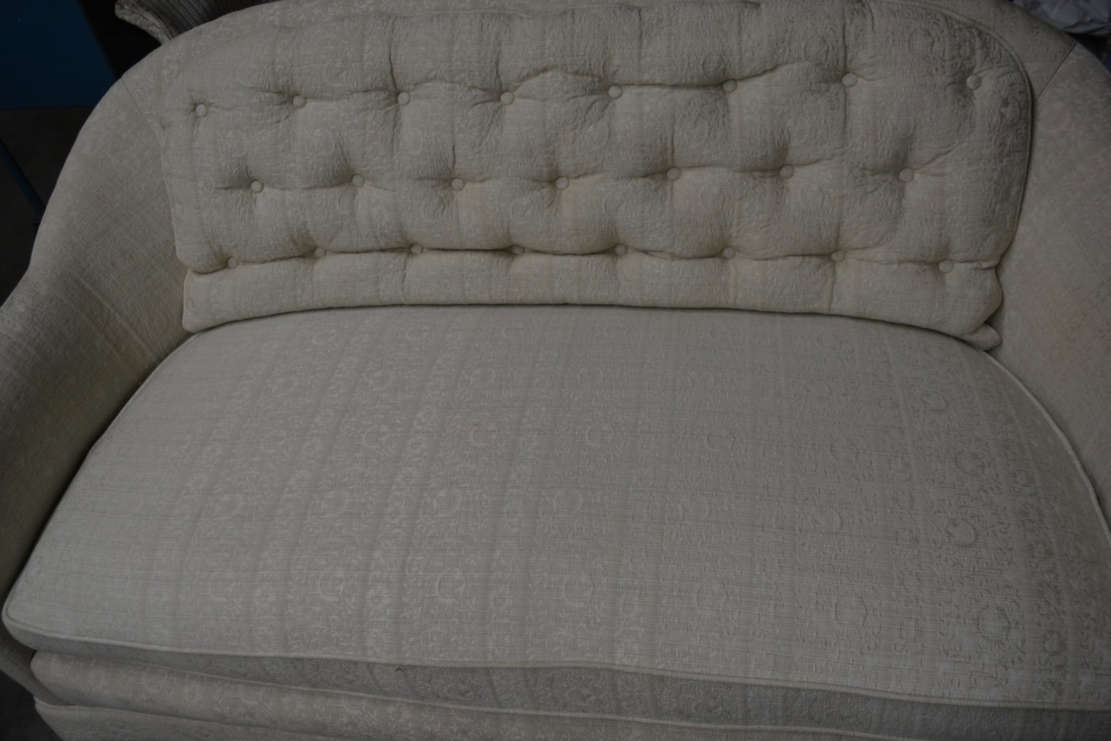 Vintage Henredon Schoonbeck Curved Back Cream Embossed Tufted Settee / Sofa - 5
