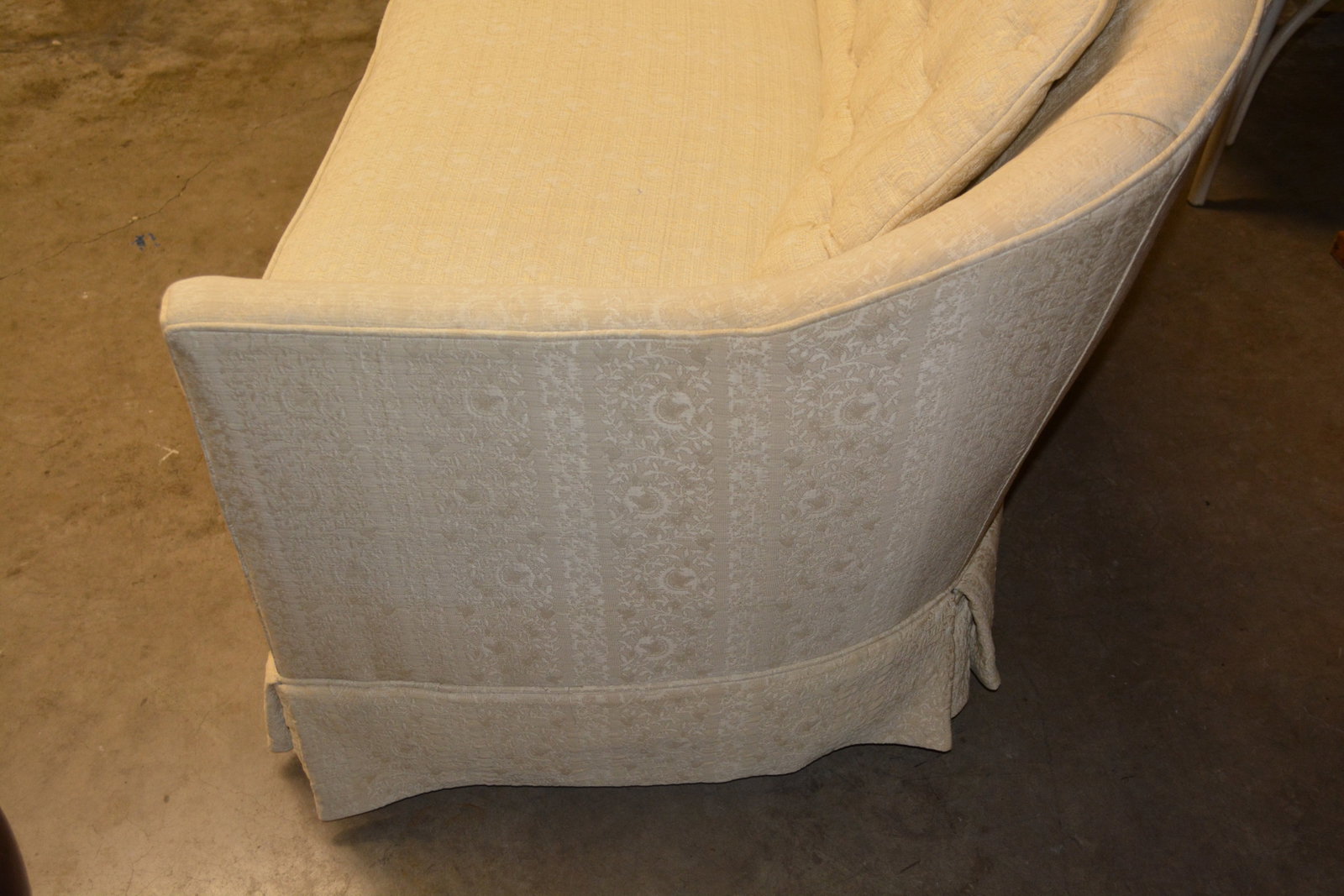 Vintage Henredon Schoonbeck Curved Back Cream Embossed Tufted Settee / Sofa - 8