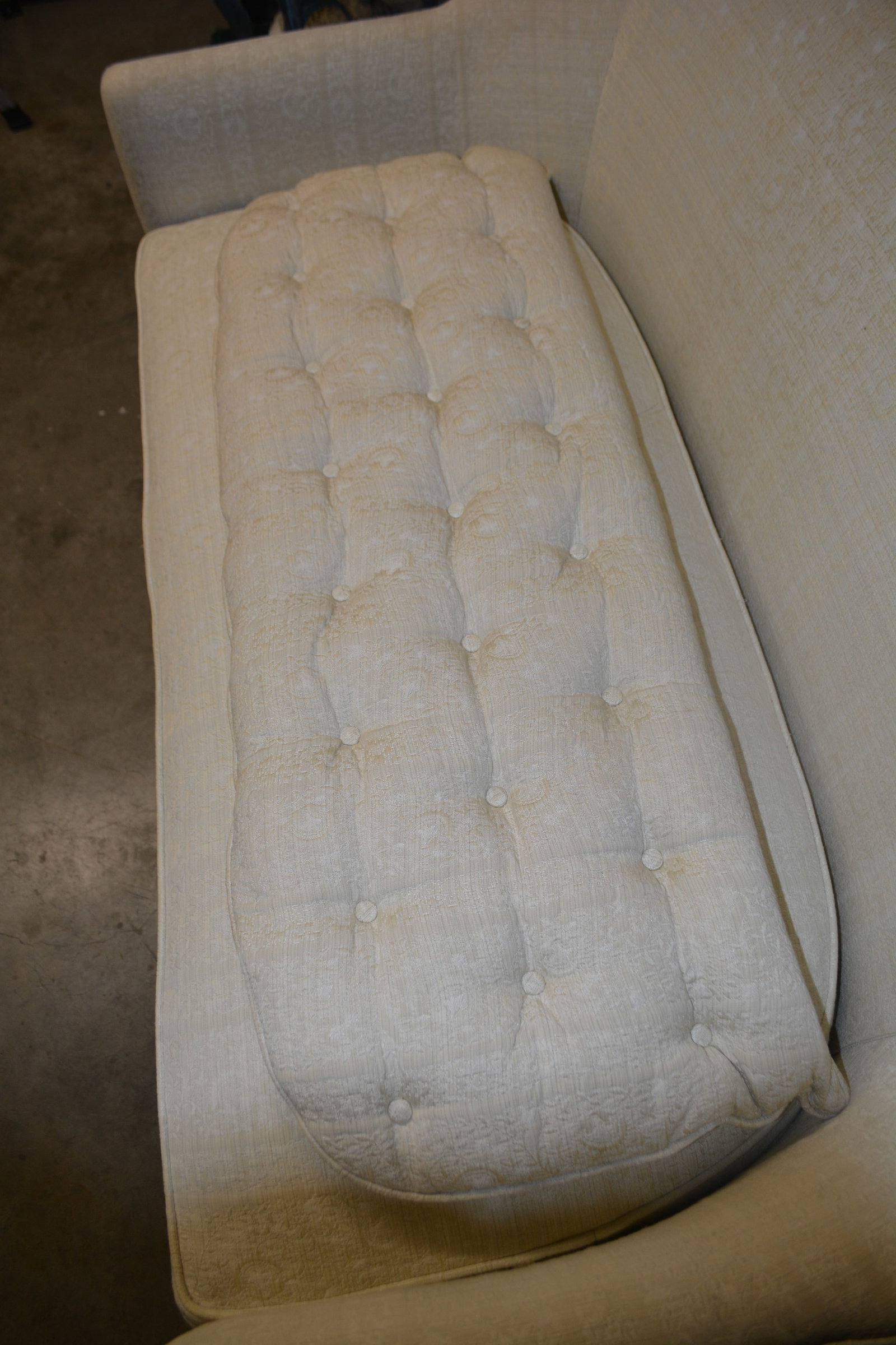 Vintage Henredon Schoonbeck Curved Back Cream Embossed Tufted Settee / Sofa - 9