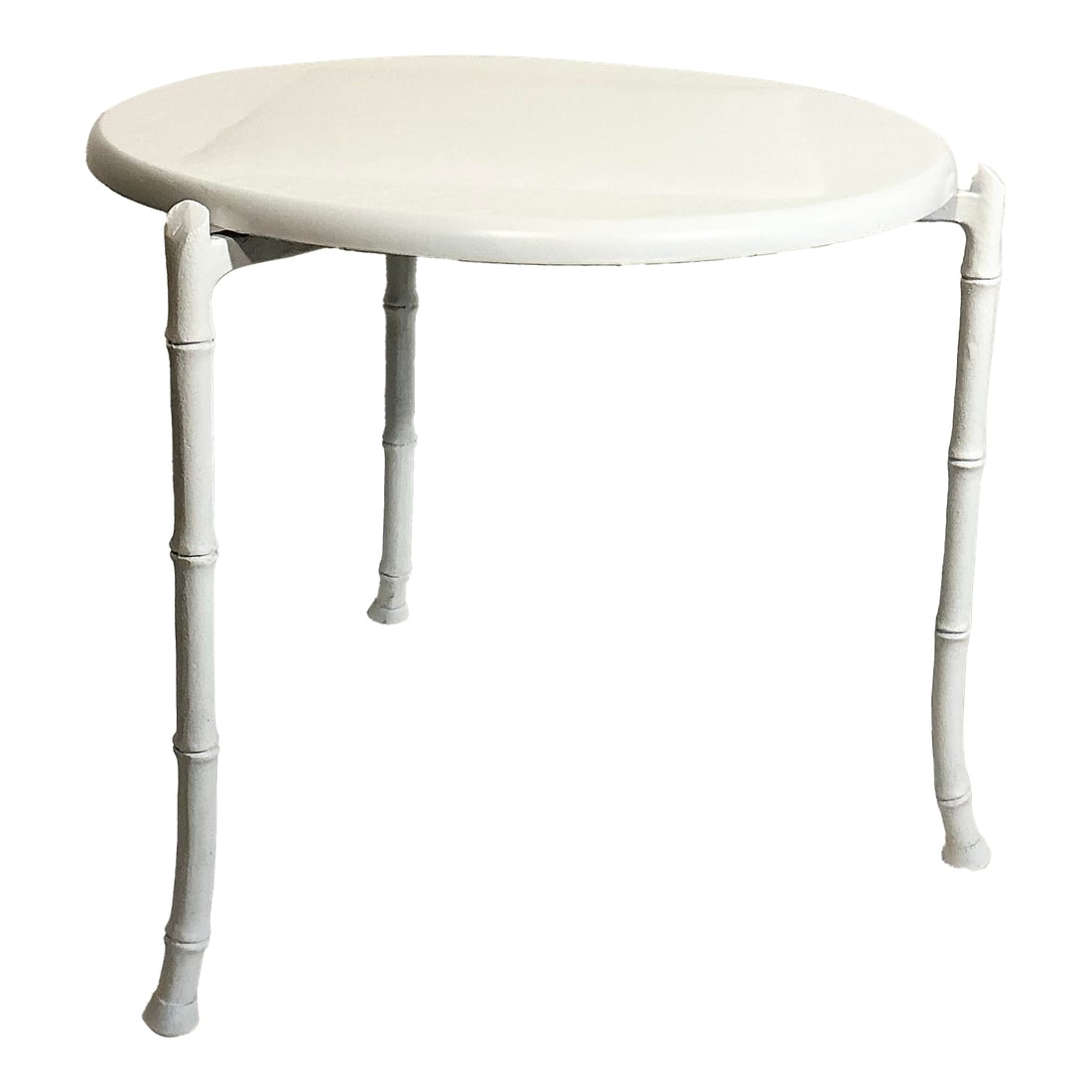 Mid-Century Modern White Cast Aluminum Fiberglass Faux Bamboo Garden Side Table: Vintage Mid-Century Modern Faux Bamboo garden side table, fully restored in white lacquer. This table features a round fiberglass top, and a cast aluminum base, unique faux bamboo tripod splayed leg s