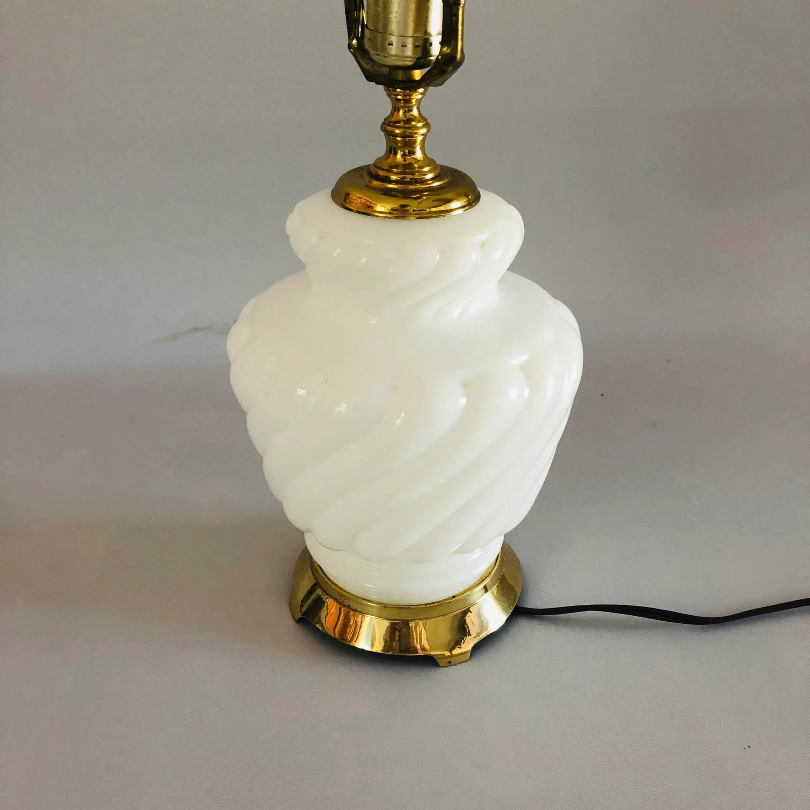 Vintage Milk Glass Table Lamp - 3