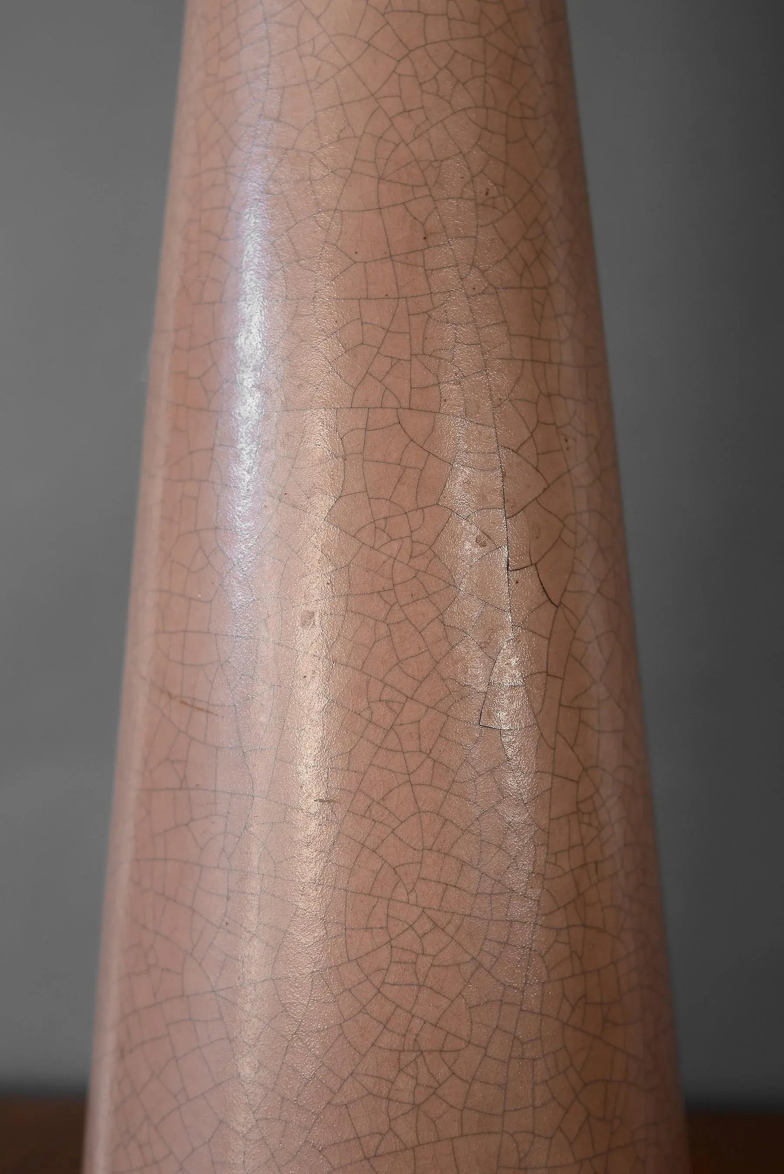 Large 1950s Mid Century Cone-Shaped Crackle Ceramic and Brass Table Lamp - 5