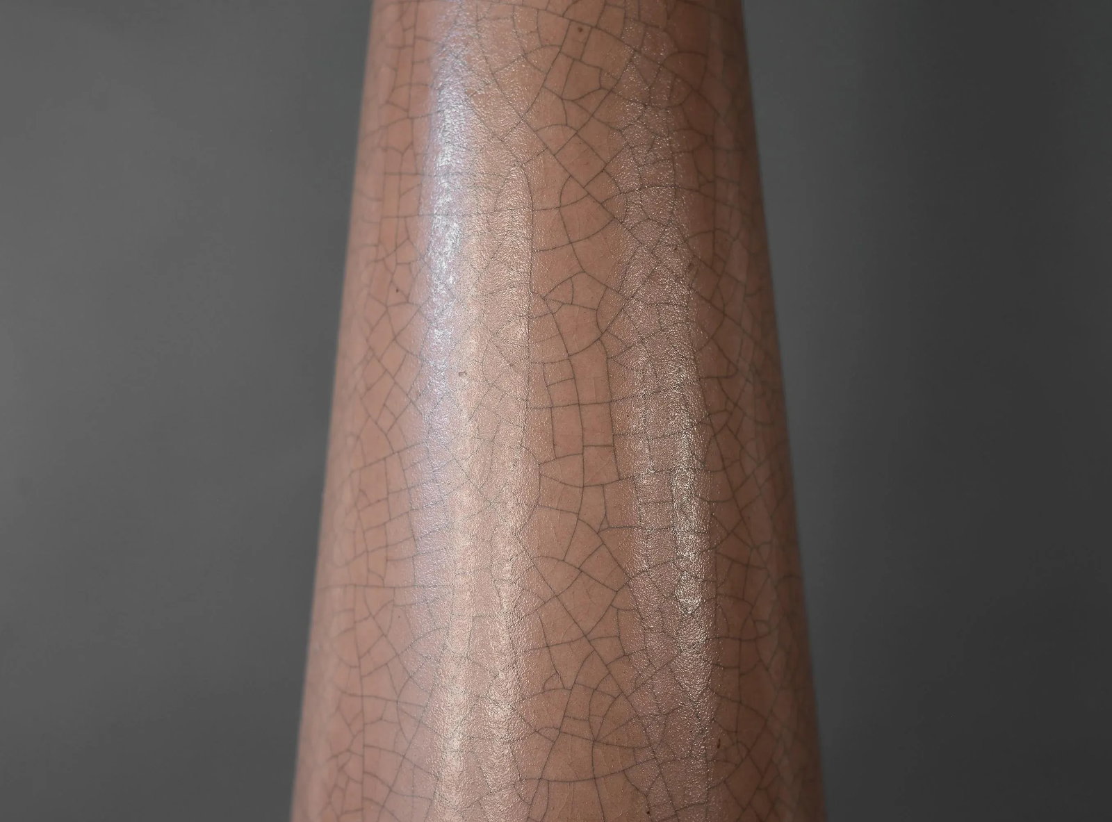 Large 1950s Mid Century Cone-Shaped Crackle Ceramic and Brass Table Lamp - 8
