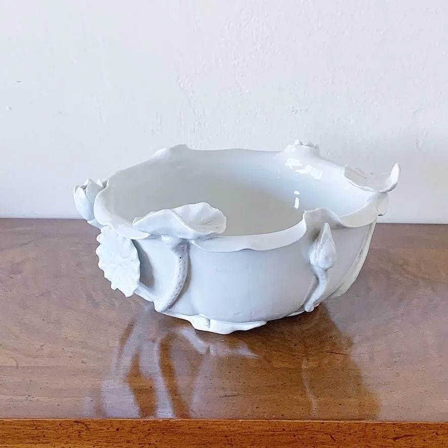 Early 20th Century Ceramic Porcelain Bowl With Rendered Lotus Flowers in Blanc De Chine Glaze - 7