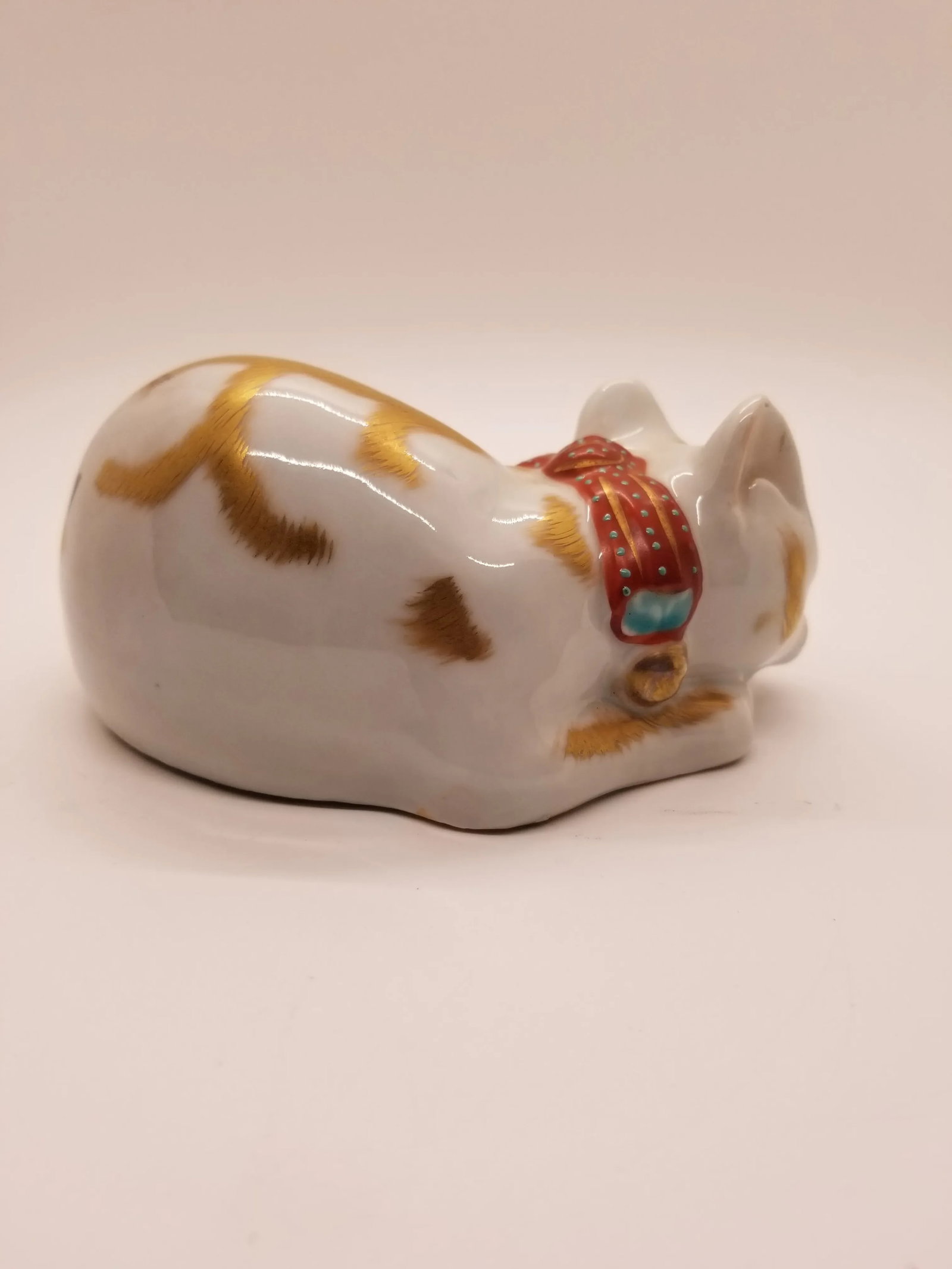 1950s Japanese Kutani Gold Gilded White Porcelain Sleeping Cat - 2