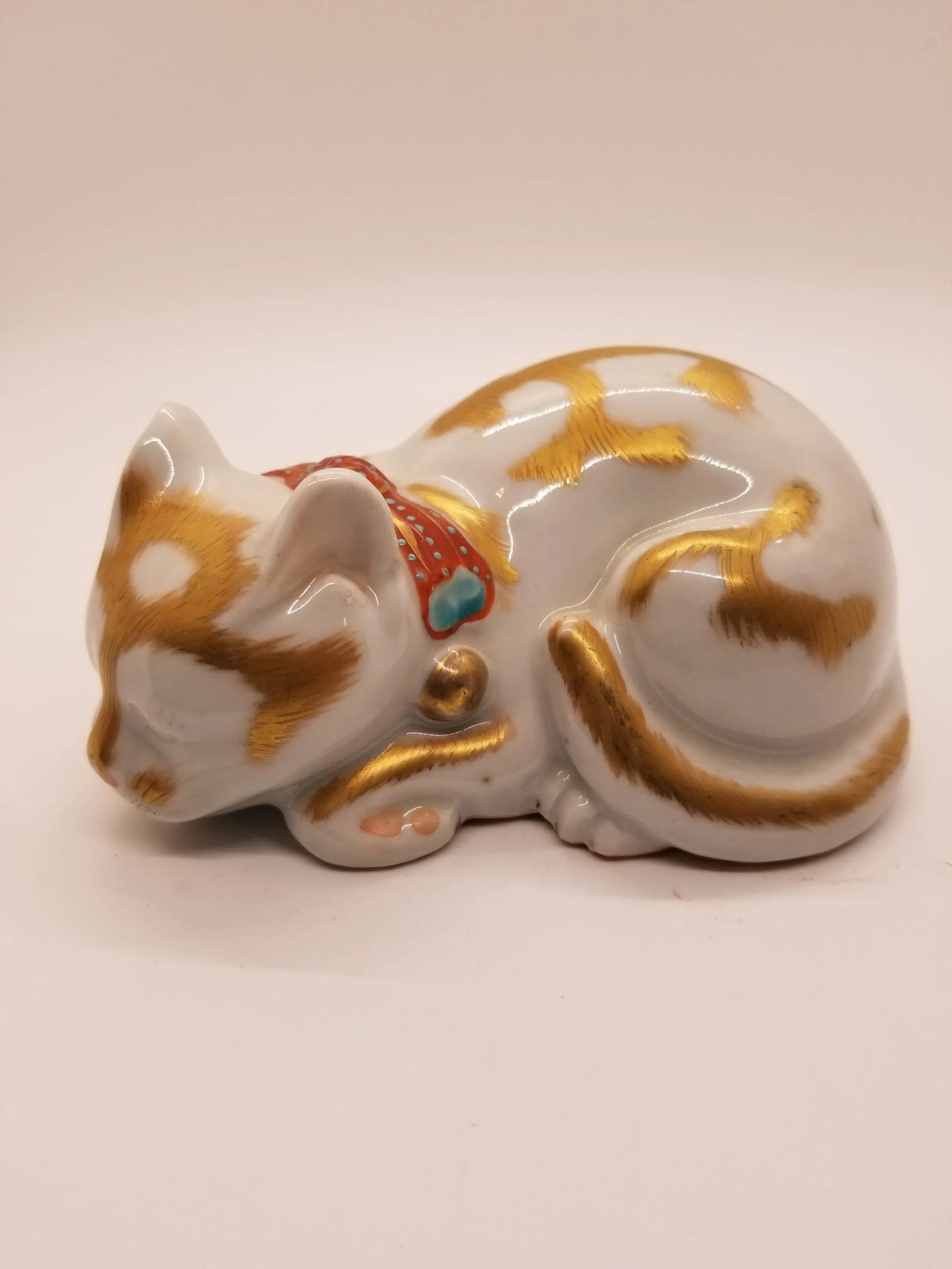 1950s Japanese Kutani Gold Gilded White Porcelain Sleeping Cat - 4