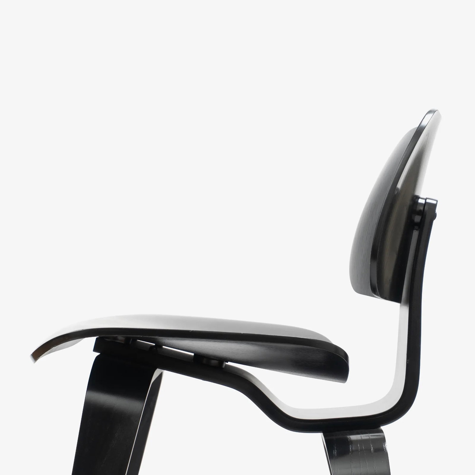 Eames Dcw Dining Chairs in Ebony Ash by Charles & Ray Eames for Herman Miller - 7