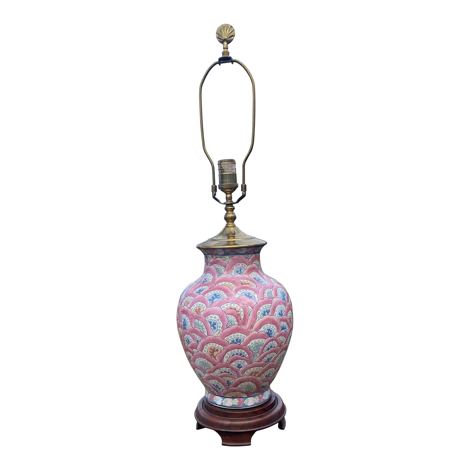 Mid 20th Century Chinoiserie Style Heyward House Lamp: Vintage porcelain hand painted lamp with wood base and chrome cap. Scalloped pink flame stitch design with brass shell finial. Lamp measures 20" to top of socket and 30" to top of finial. Condition: A