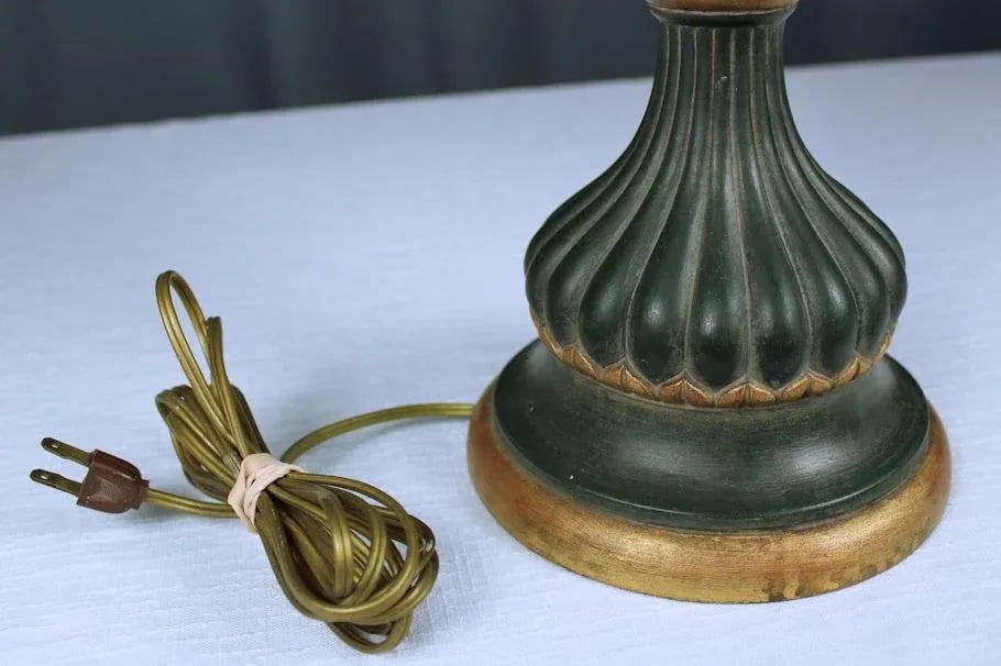 1960's Italian Gesso Painted Ribbed Urn Table Lamp - 9