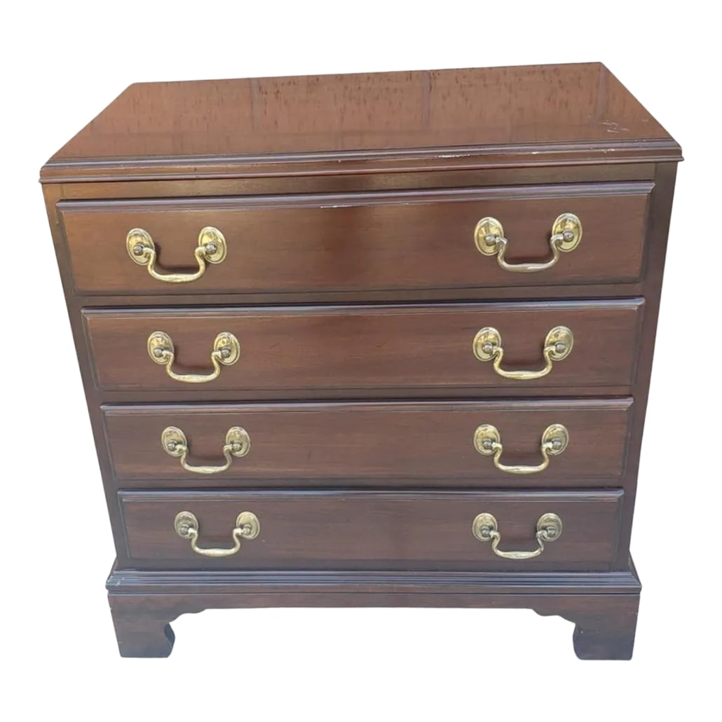 Ethan Allen Georgian Mahogany Small Bedside Chest / Silver Chest: A very charming Ethan Allen Georgian Mahogany Small Bedside Chest / Silver Chest. Finished throughout, including the back side. All dovetail drawers. Side handles. Very good vintage condition.