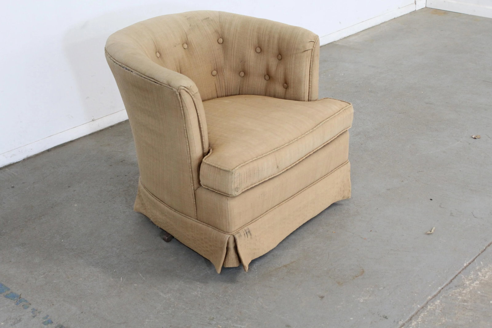 Mid-Century Modern Barrel Back Ethan Allen Swivel Club Chair - 2