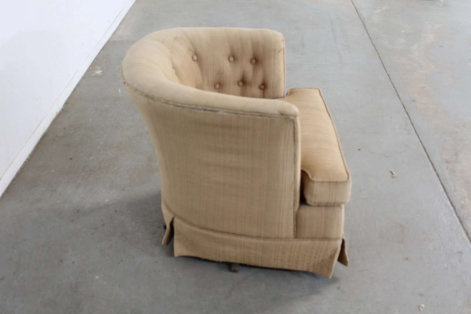 Mid-Century Modern Barrel Back Ethan Allen Swivel Club Chair - 3