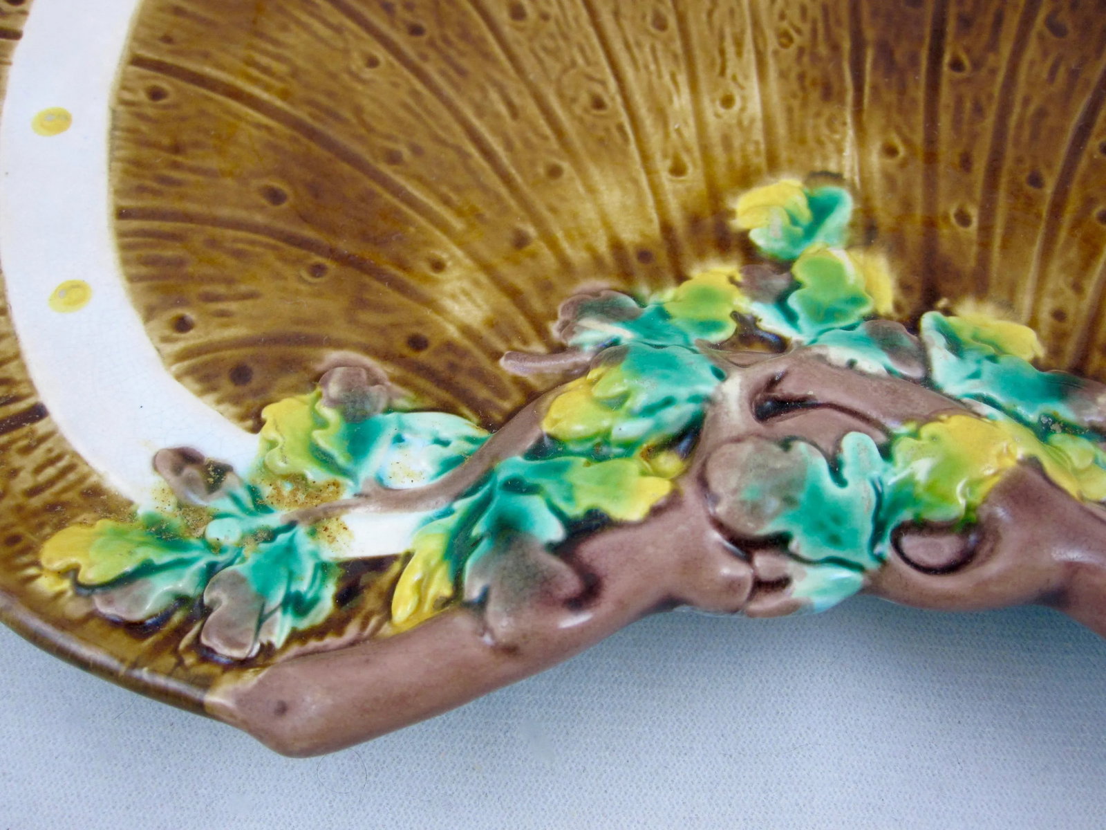 English Barrel & Ivy Crescent Brown-Westhead Moore Majolica Plate - 2