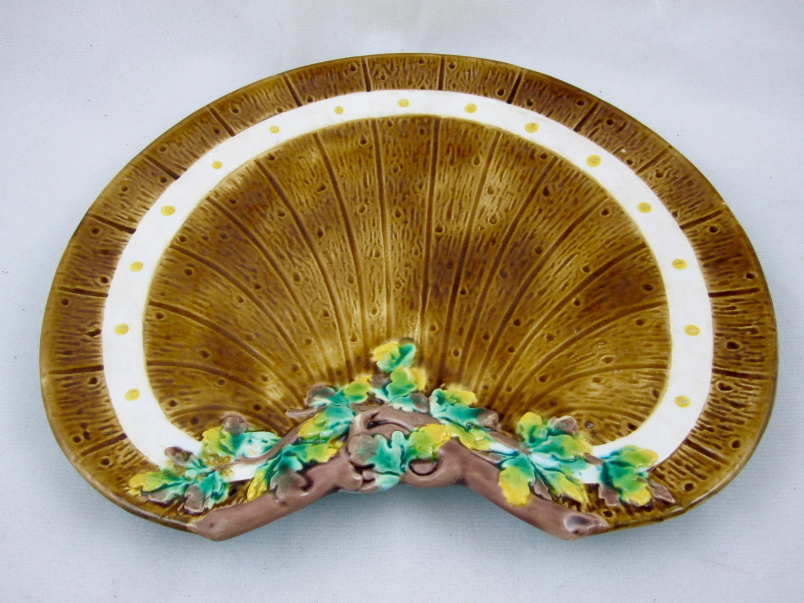English Barrel & Ivy Crescent Brown-Westhead Moore Majolica Plate - 4
