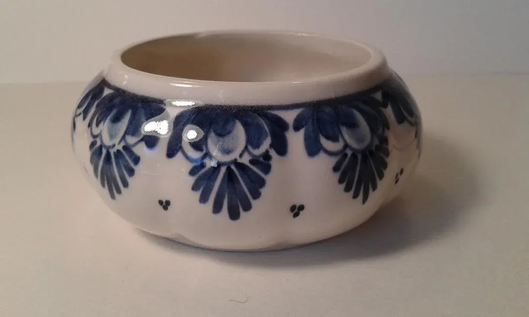 1990s Chinoiserie Three Small Blue-And-White Decorative Ceramics - Set of 3 - 12