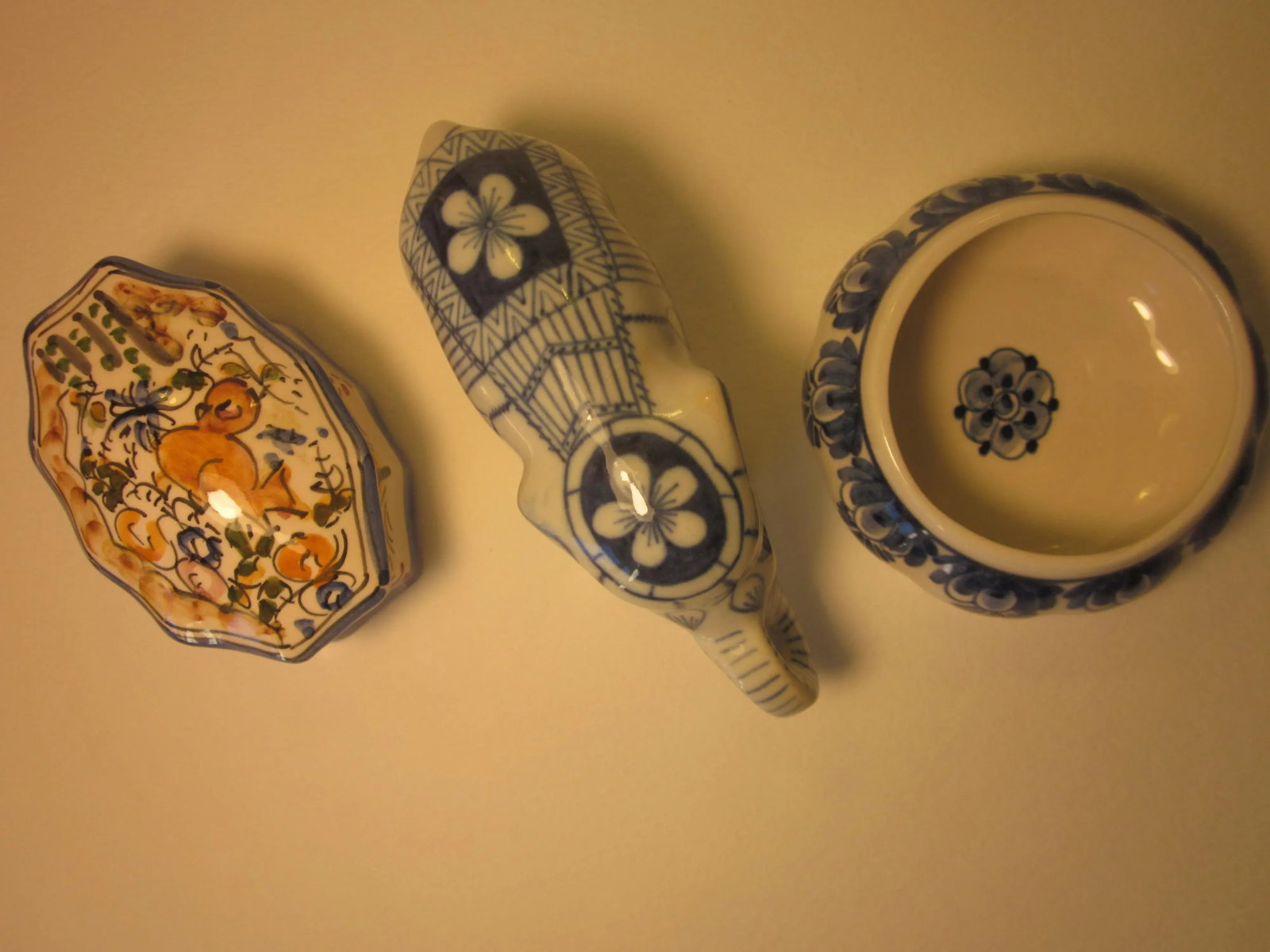 1990s Chinoiserie Three Small Blue-And-White Decorative Ceramics - Set of 3 - 3