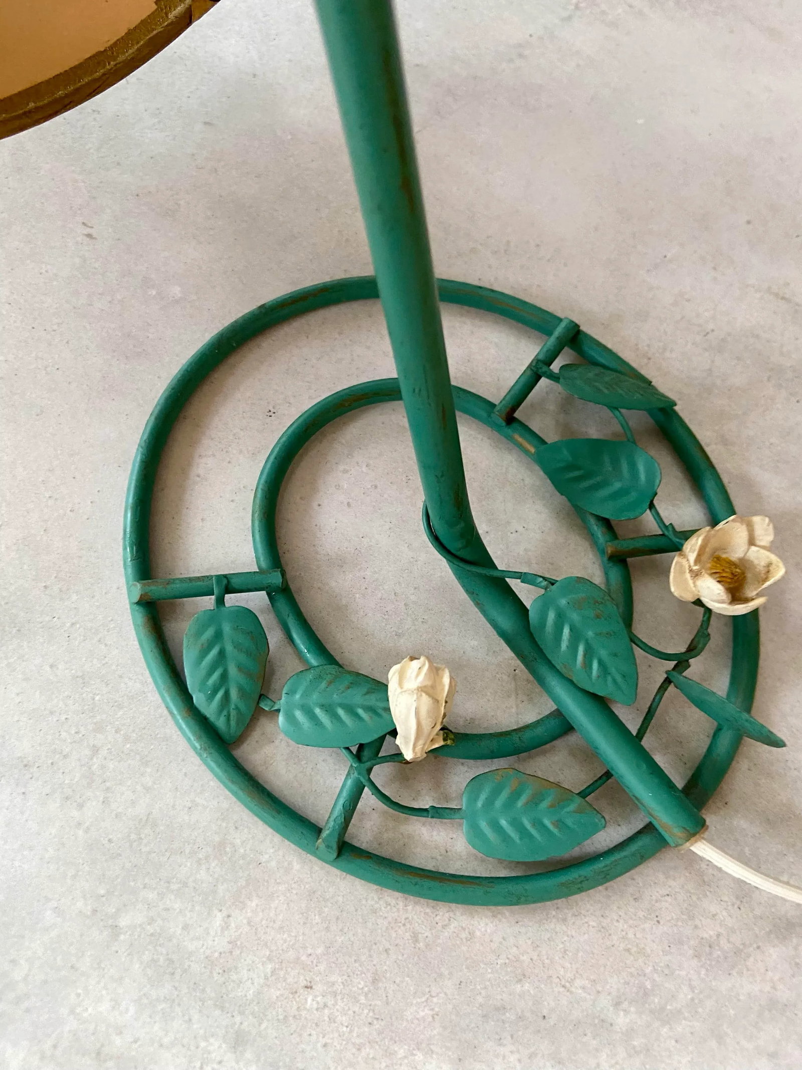 Late 20th Century Simple Floral Tole Wall Sconce Lamp - 12