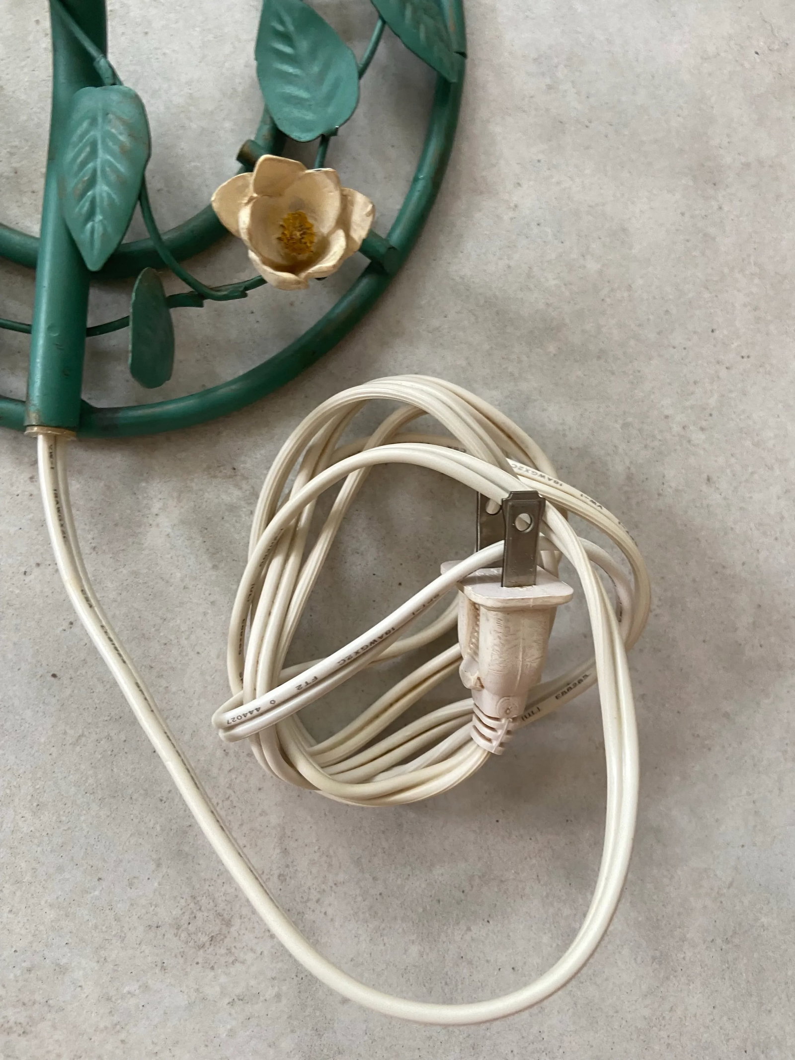 Late 20th Century Simple Floral Tole Wall Sconce Lamp - 4