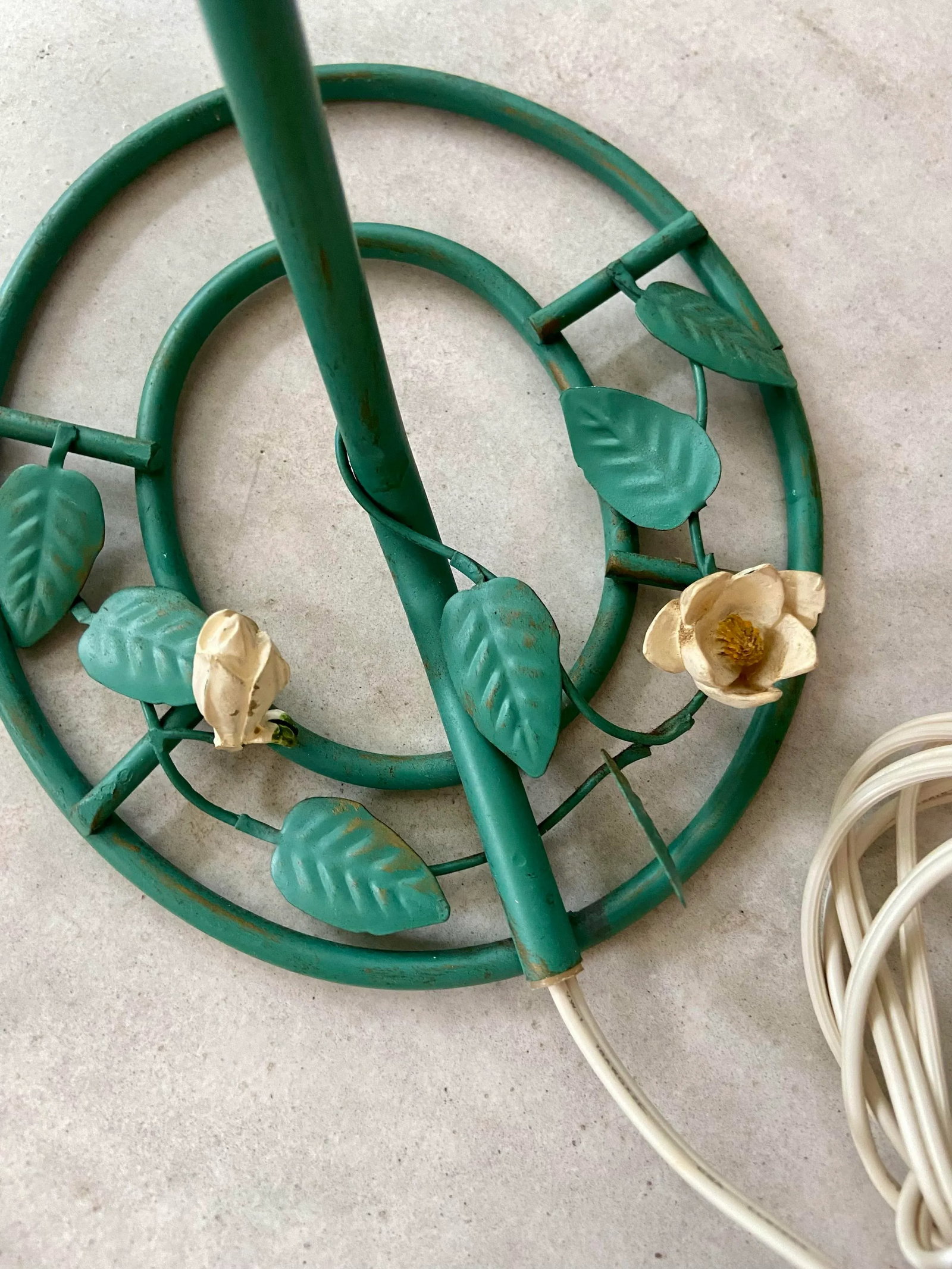 Late 20th Century Simple Floral Tole Wall Sconce Lamp - 6
