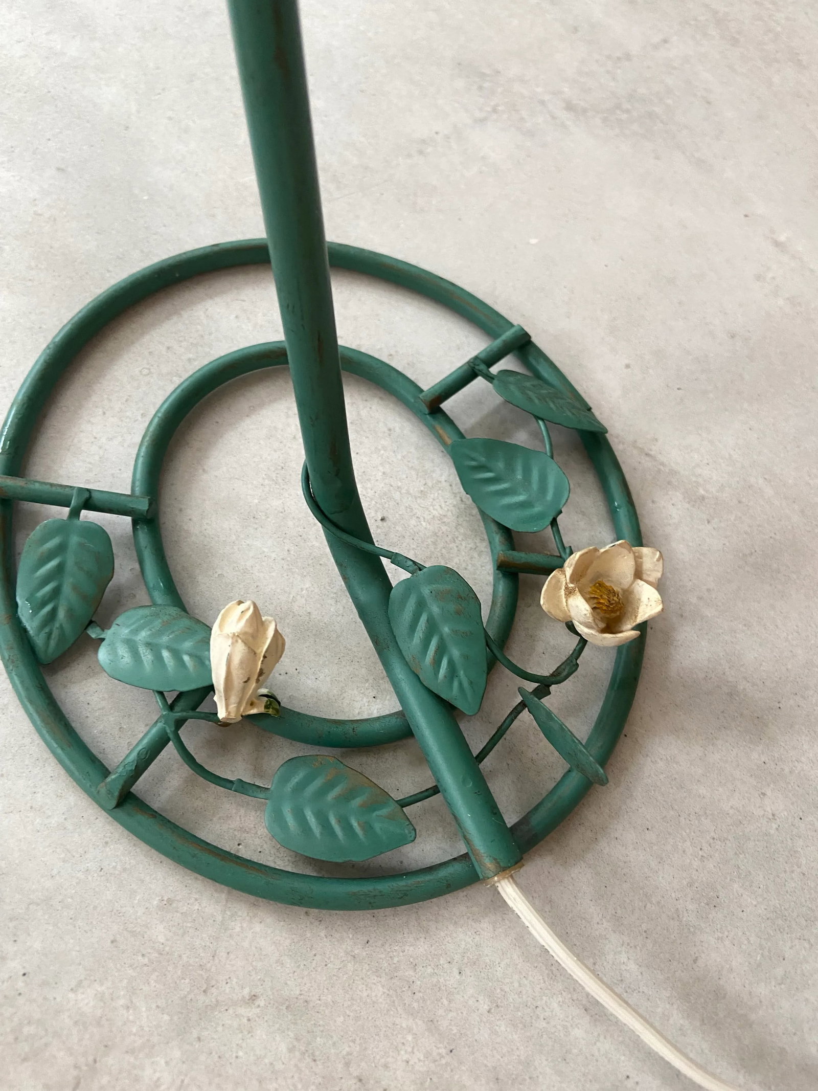 Late 20th Century Simple Floral Tole Wall Sconce Lamp - 8