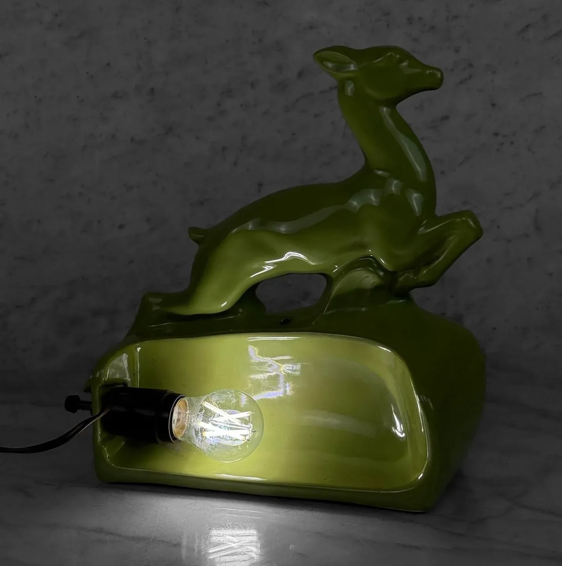 Mid-Century Art Deco Avocado Green Porcelain Leaping Deer Tv Lamp - 5