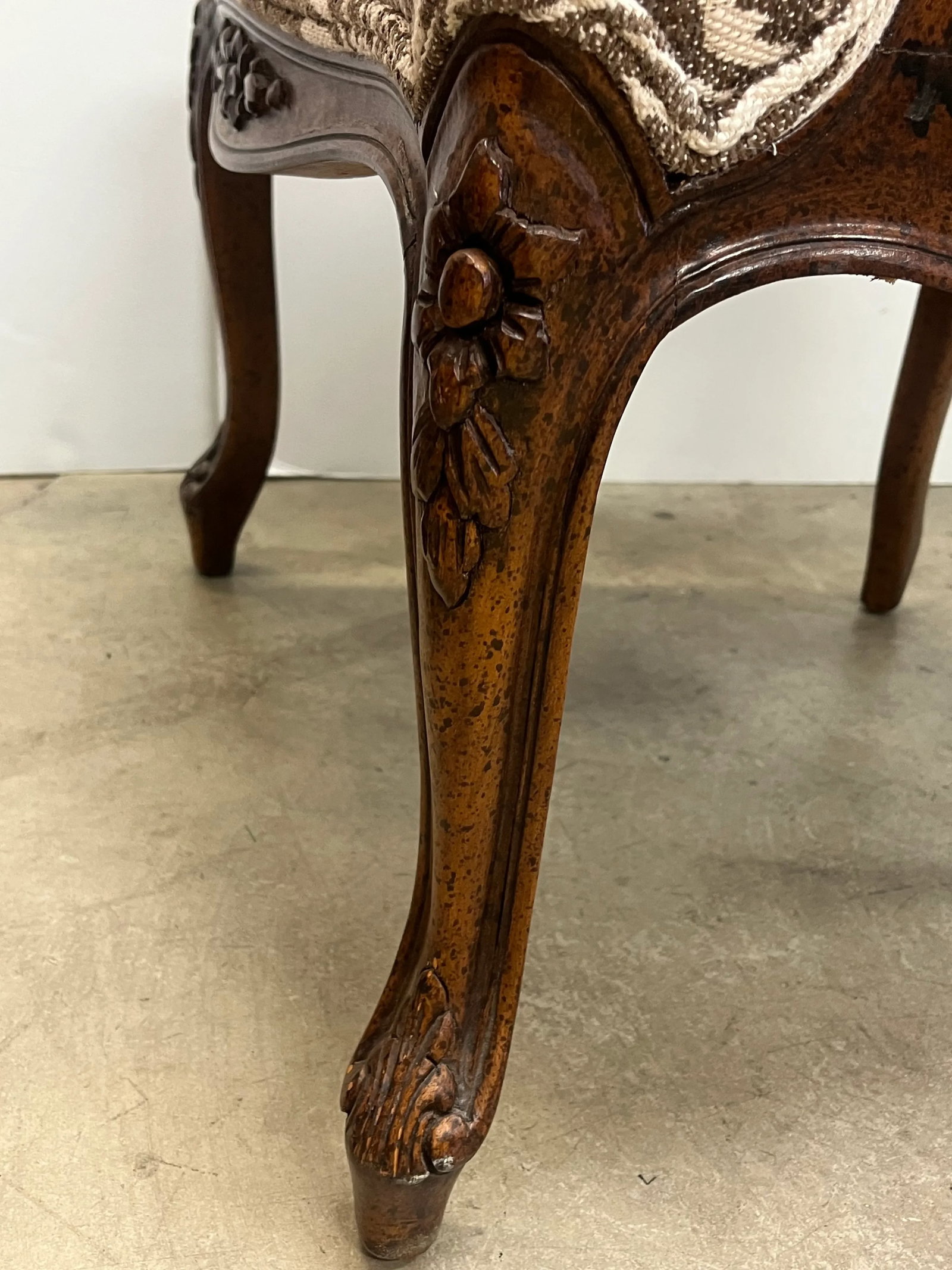 Late 19th Century Pair of Country French Walnut Arm Chairs - 6