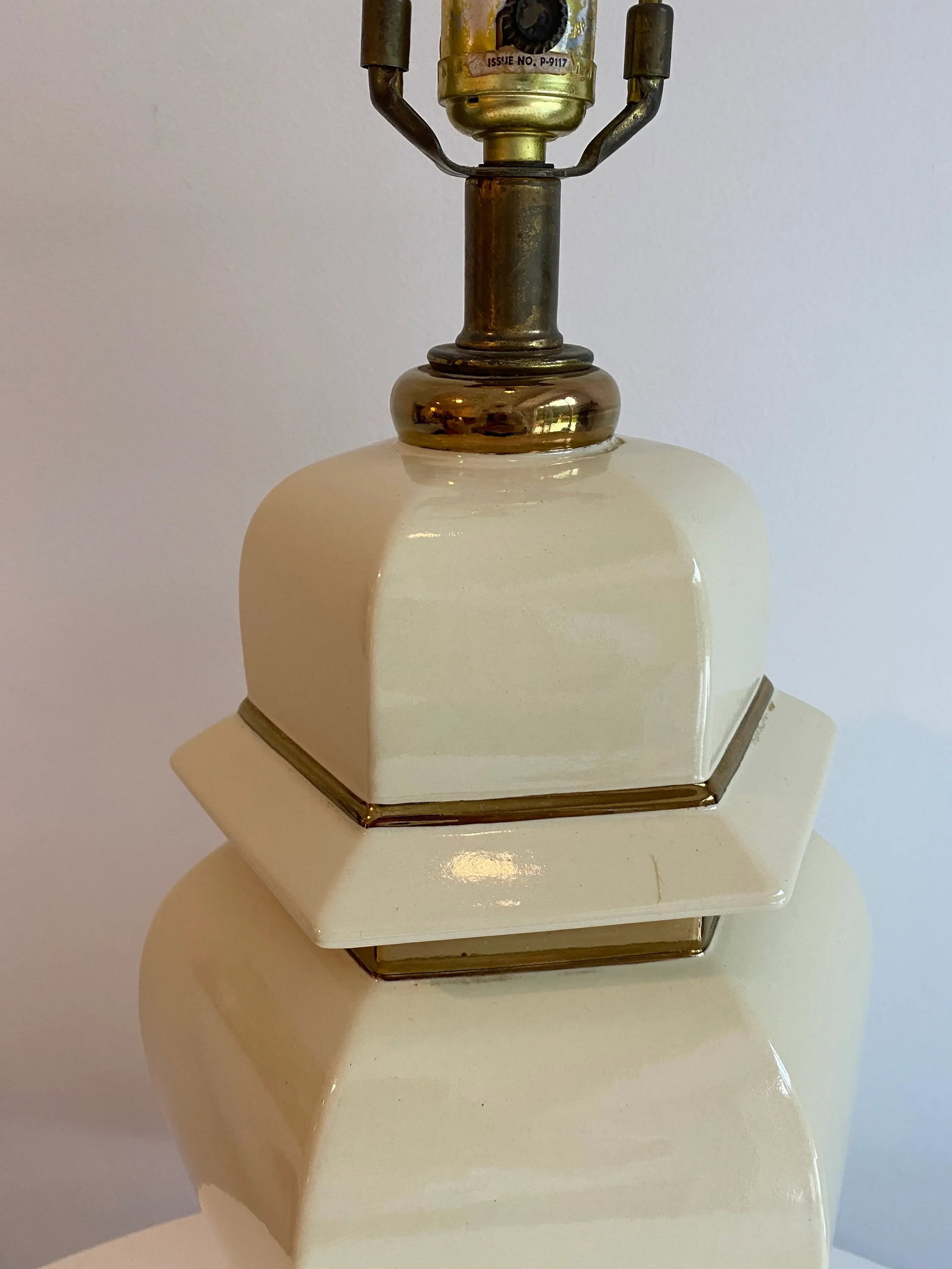 Vintage Oriental Style Porcelain Cream Table Lamp With Wooden Base - 3