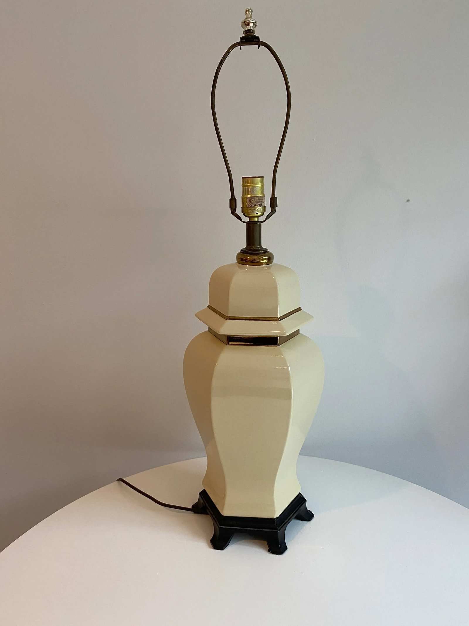Vintage Oriental Style Porcelain Cream Table Lamp With Wooden Base - 4