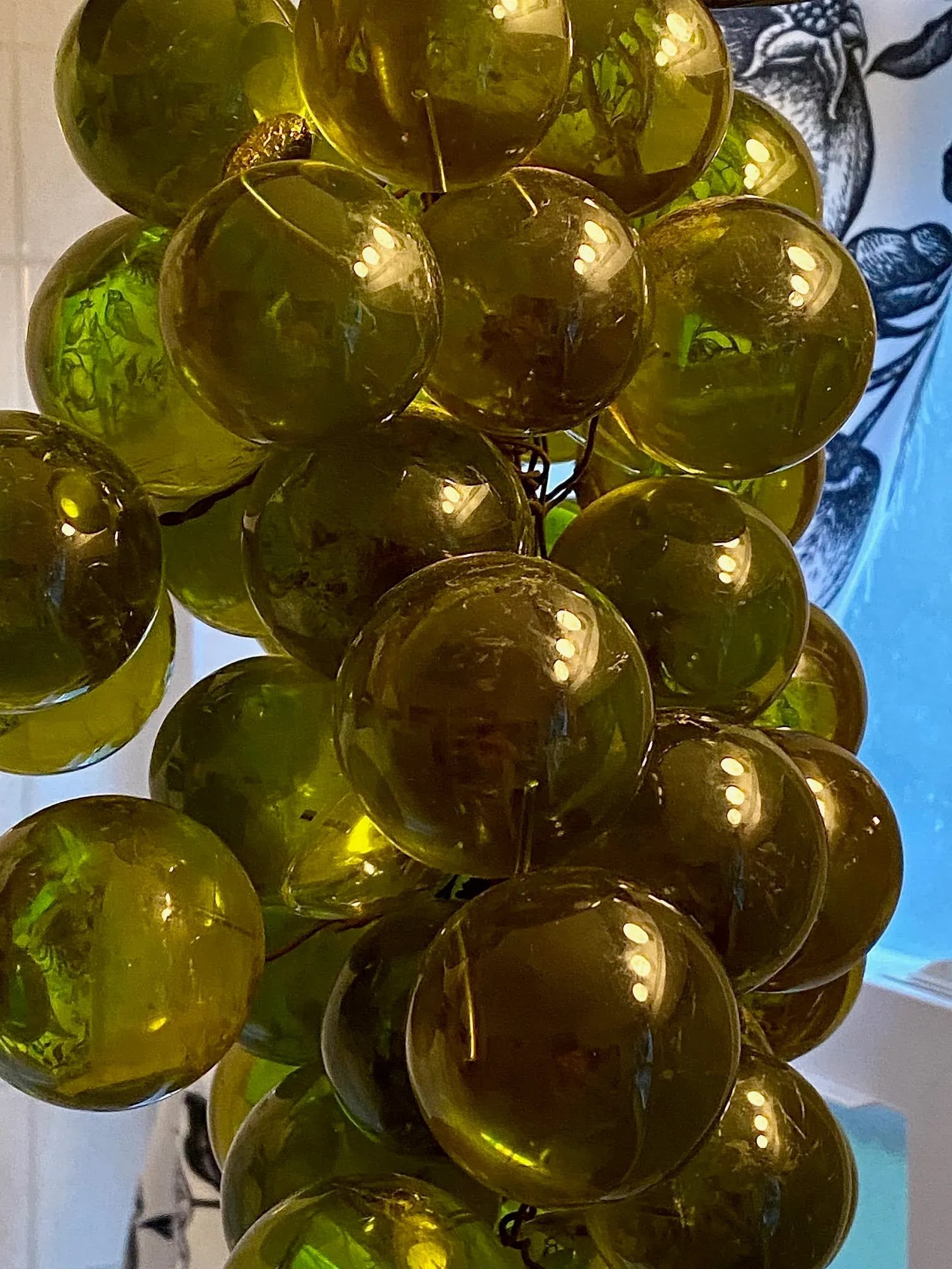 1960s Mid-Century Modern Lucite Grape Bunch Hanging Lamp - 5