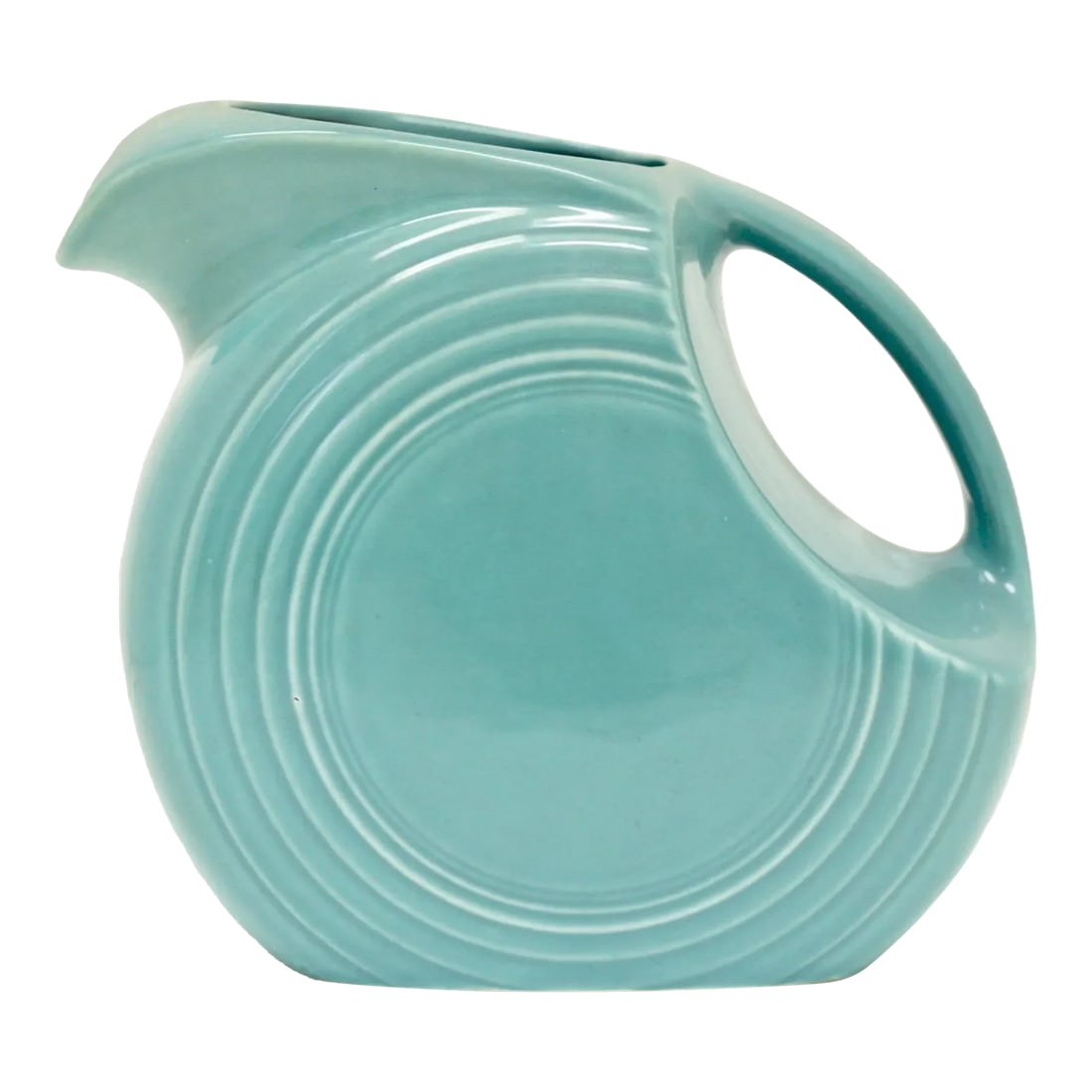 Fiesta Ware Turquoise Large Disc Pitcher: A highly iconic piece of American ceramic pottery. Classic silhouette in the beautiful Disc design in a vibrant turquoise hue. Very good vintage condition; a couple of minor flea bites, no chips.