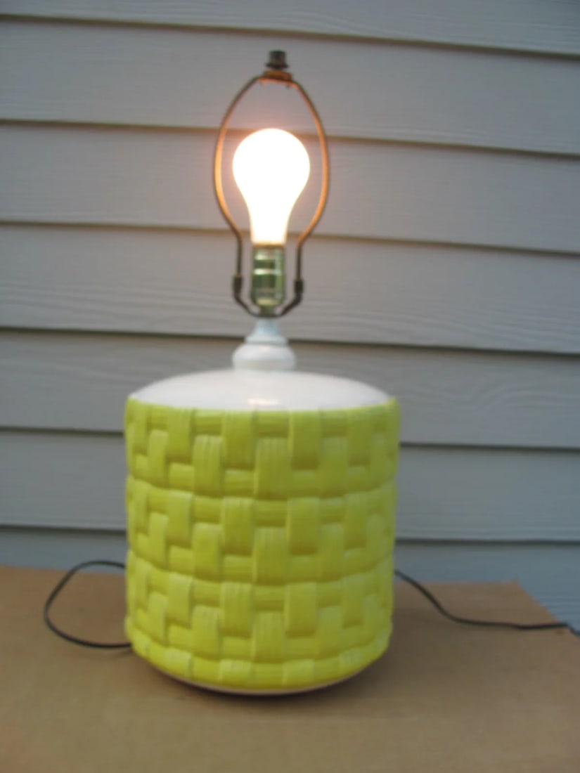 1960s Haeger Table Lamp With Faux Yellow Woven Ceramic Base - 2
